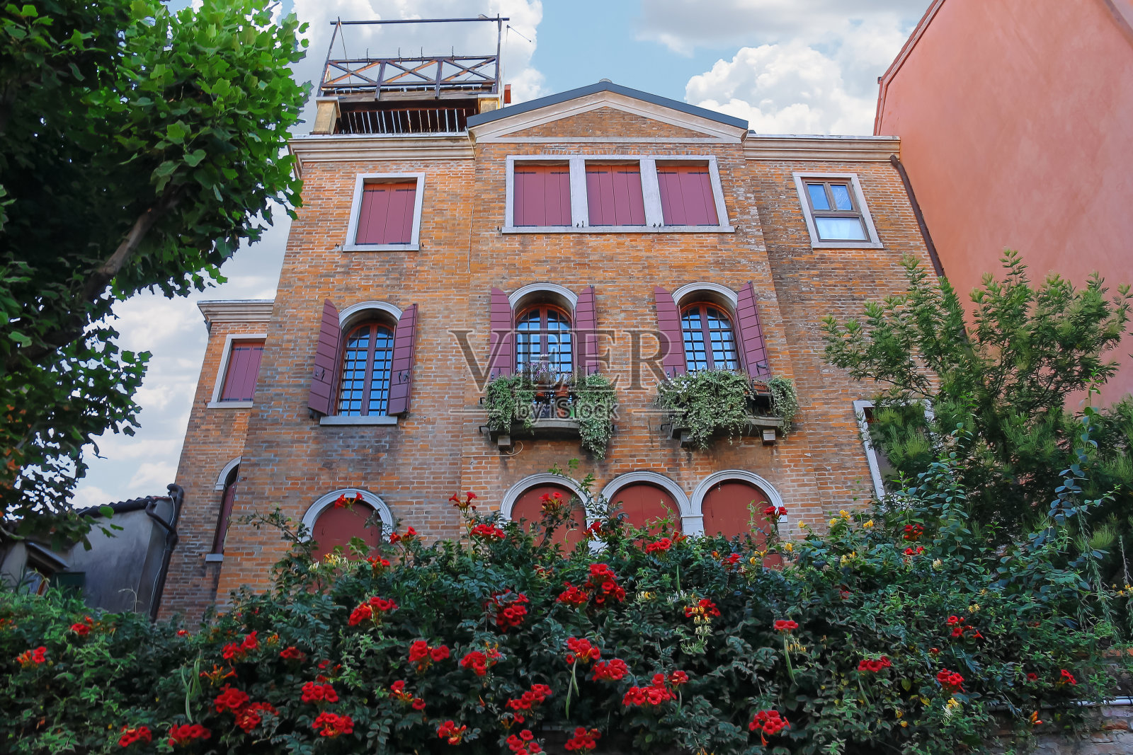 风景如画的房子与鲜花在威尼斯的历史中心，意大利照片摄影图片