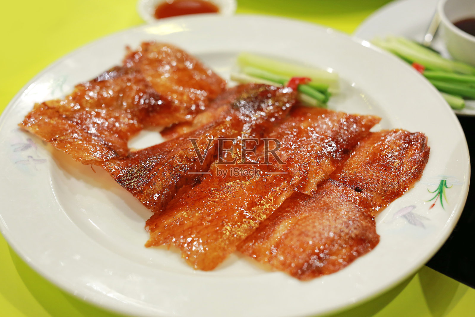 桌上摆着北京烤鸭。中国著名的食物之一。照片摄影图片
