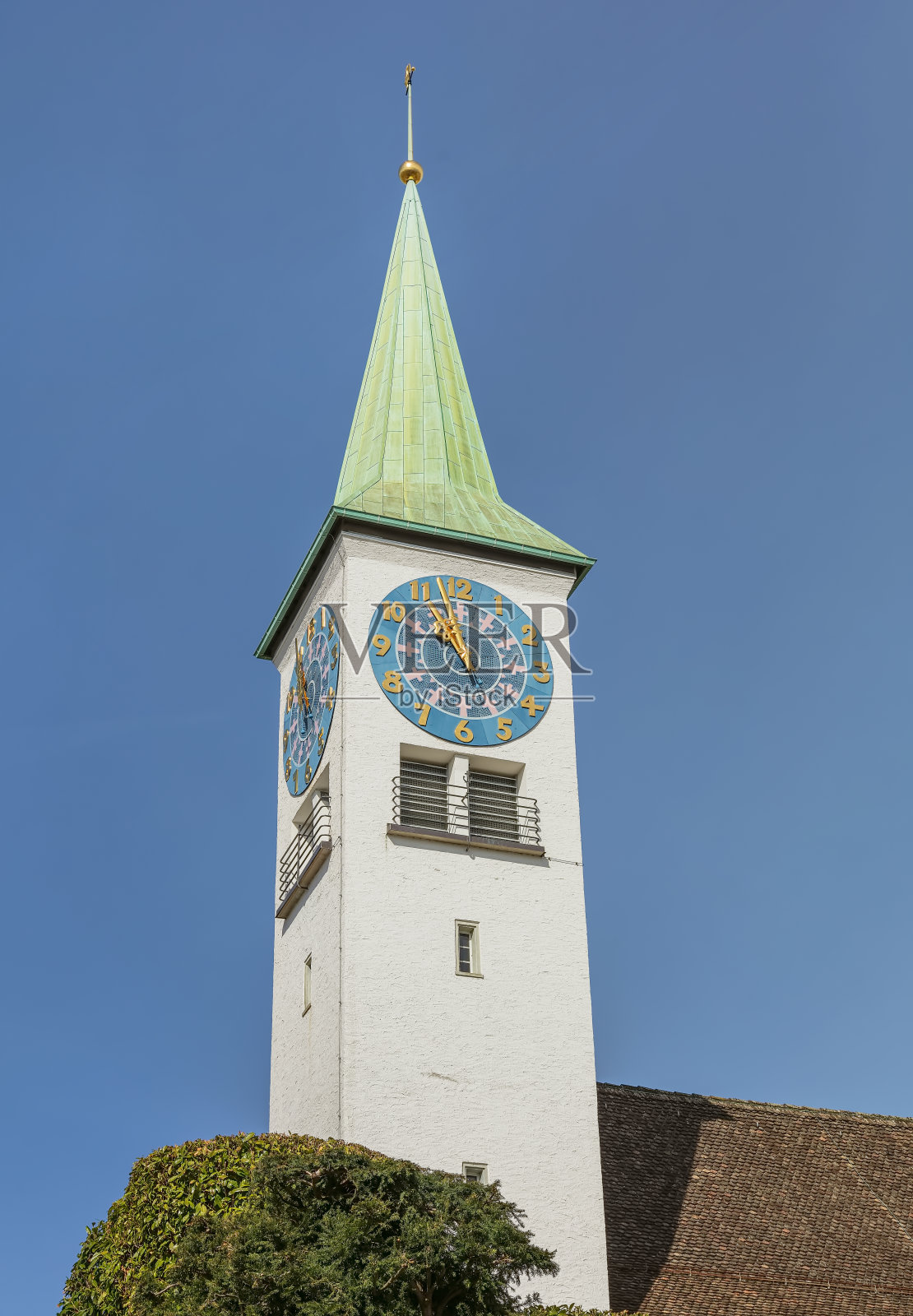 瑞士Ruschlikon教堂的钟楼照片摄影图片