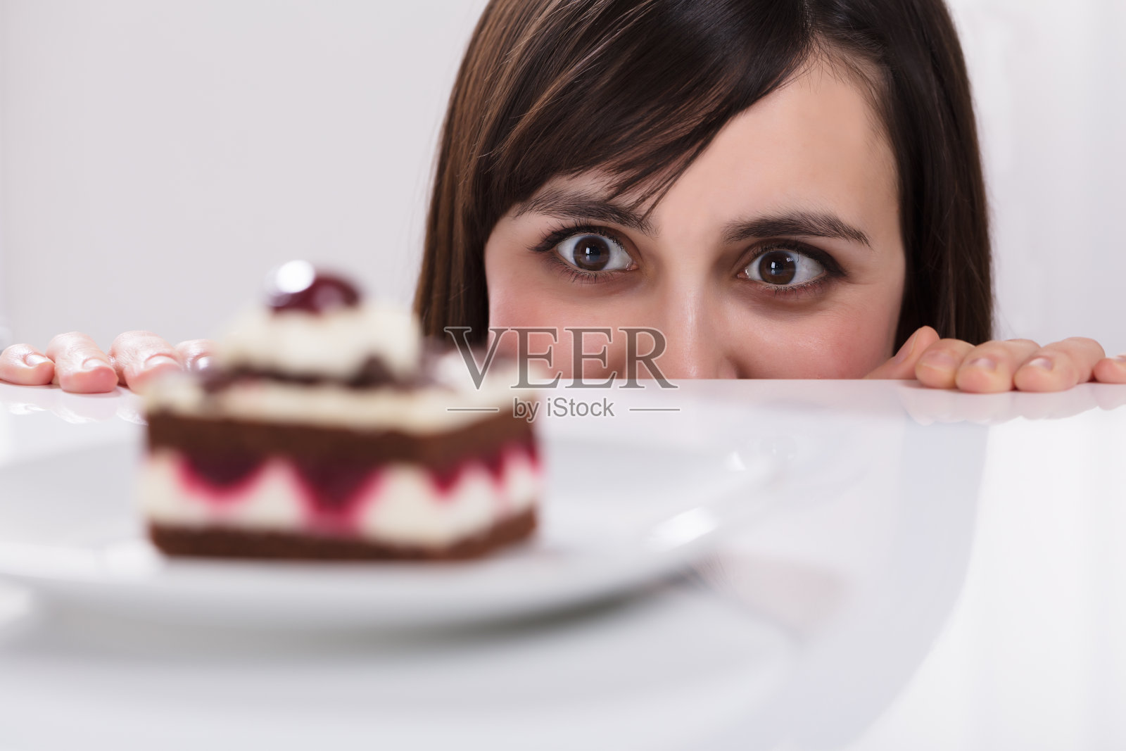 想吃蛋糕的女人照片摄影图片