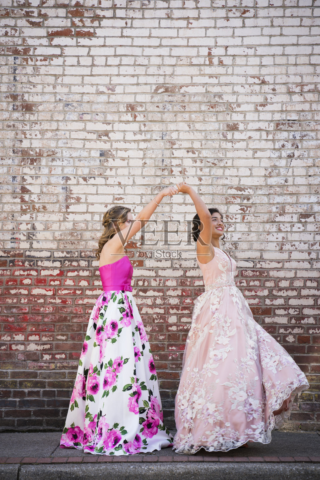 两个少女在户外一起跳舞照片摄影图片