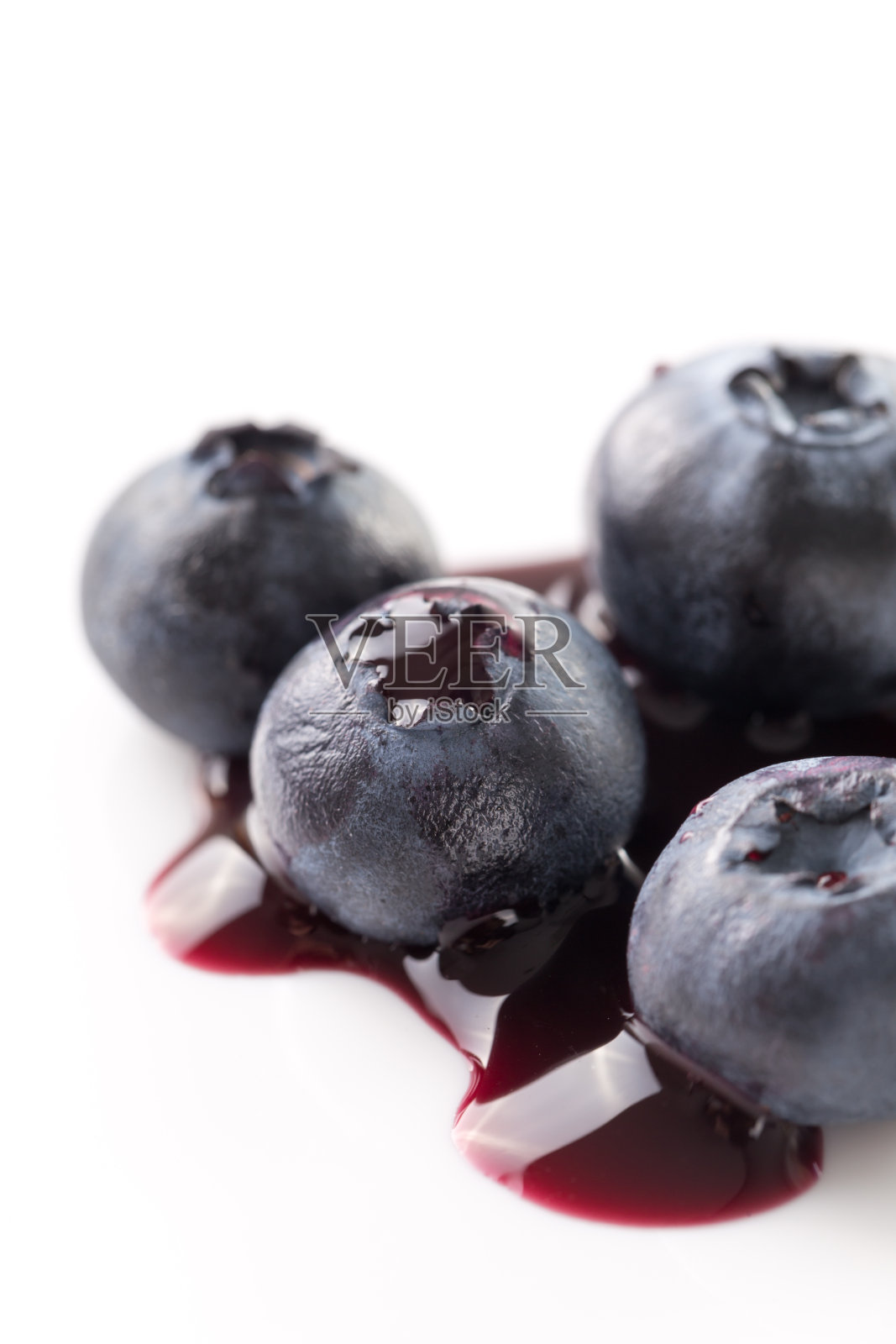 白色背景上的蓝莓和蓝莓汁。照片摄影图片