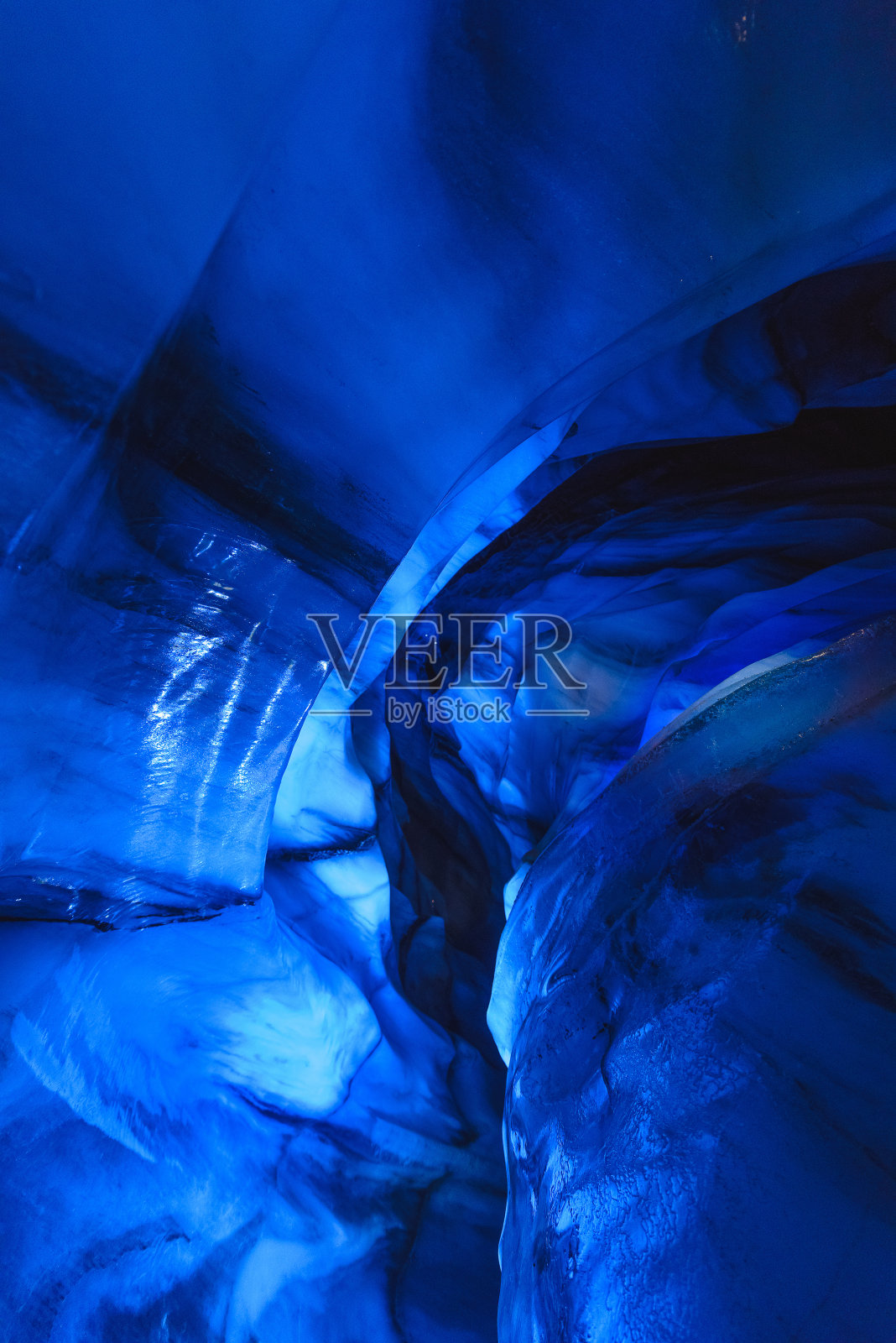 挪威斯瓦尔巴特群岛的极地冰洞，位于朗伊尔城照片摄影图片
