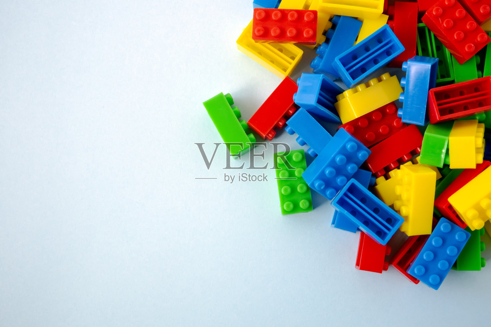 彩色玩具积木在蓝色的背景照片摄影图片