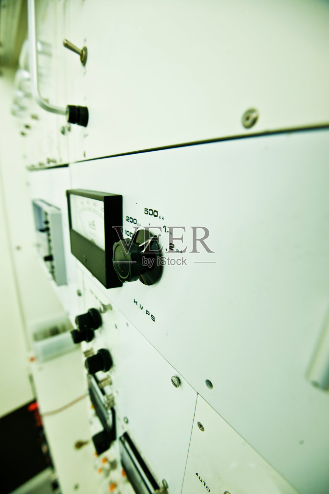 控制面板:电气控制器仪表，发光二极管和旋钮照片摄影图片