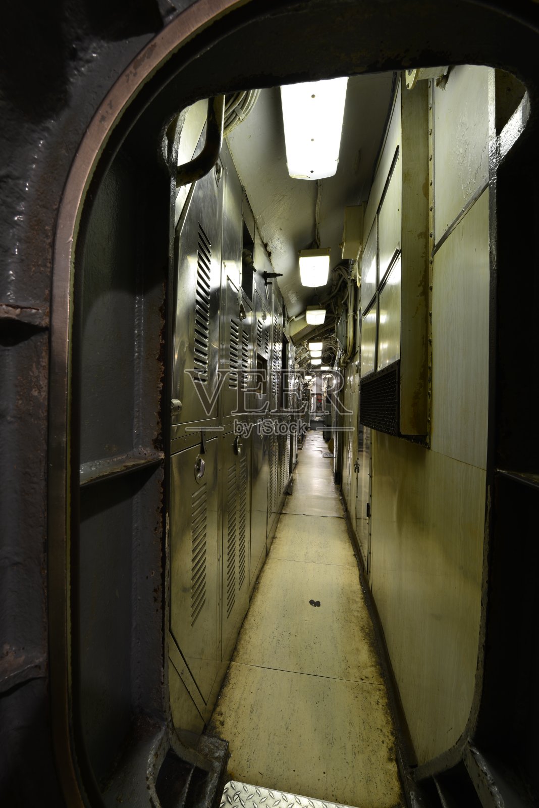 这是美国二战时期潜艇上的一条走廊照片摄影图片