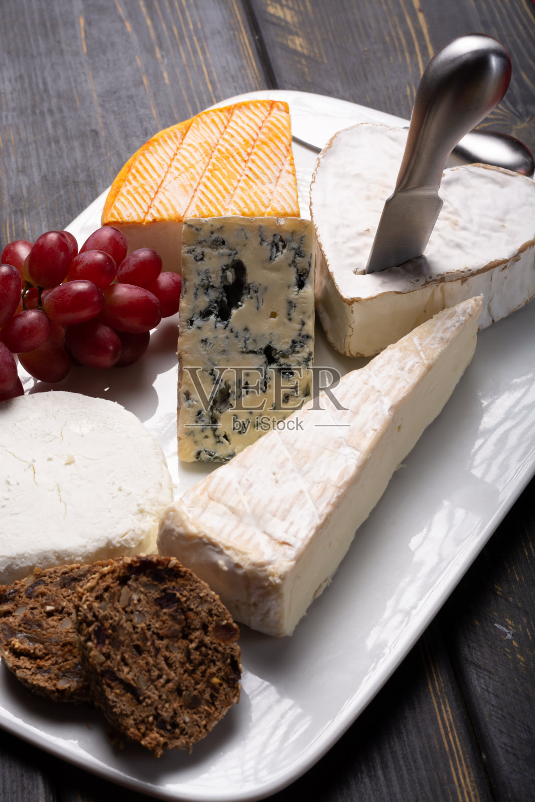 法式奶酪盘，蓝奶酪，布里奶酪，明斯特奶酪，软山羊奶酪，纽夫沙泰尔心形奶酪照片摄影图片