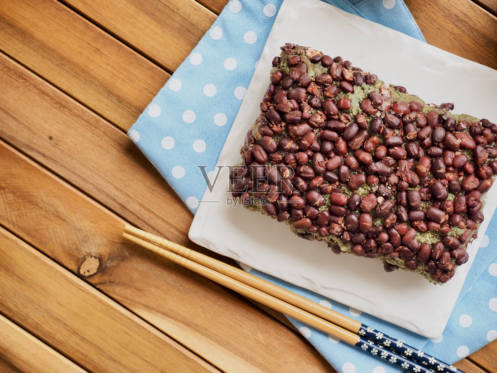 韩式食用艾叶红豆年糕照片摄影图片