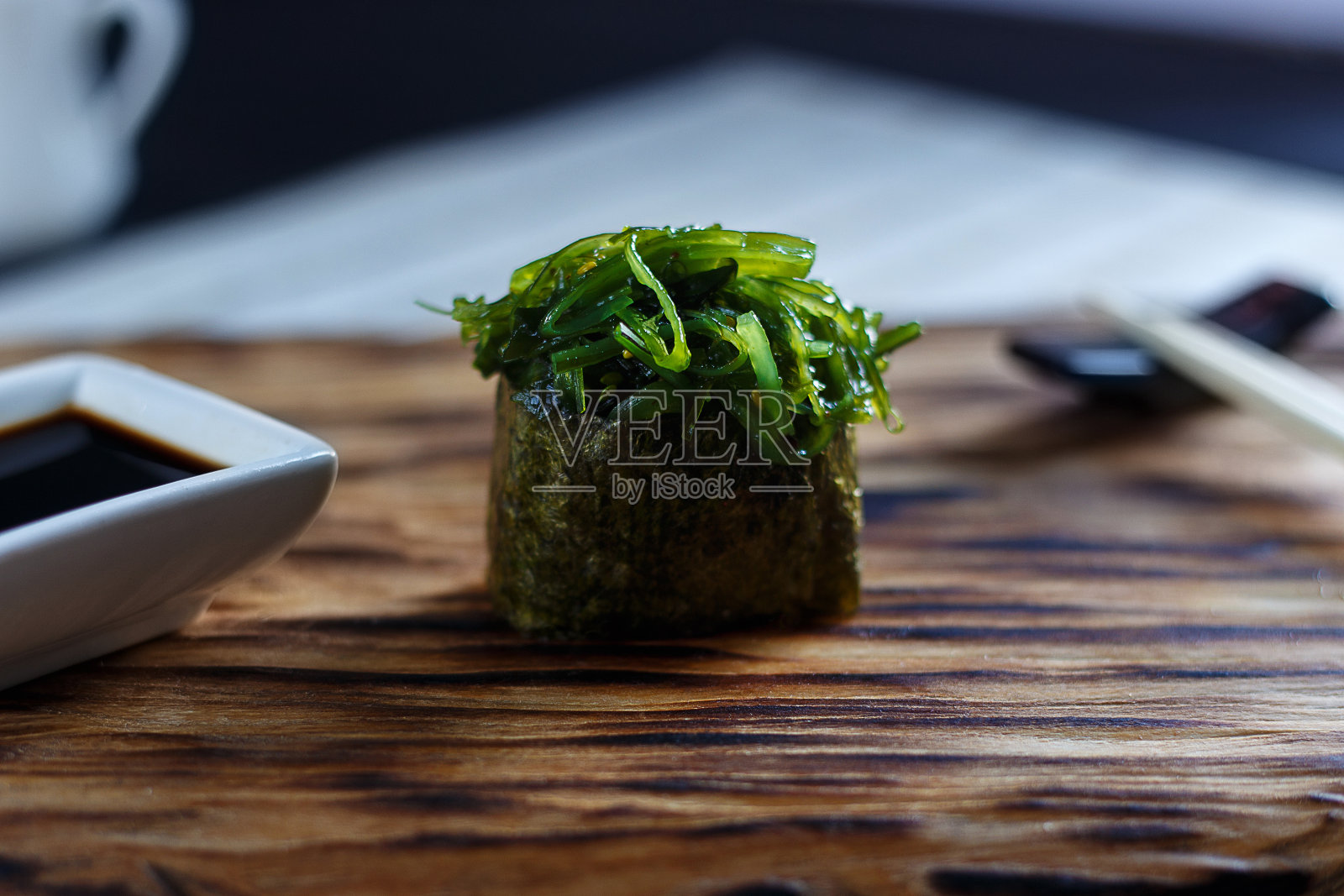 开胃菜:一份寿司棒配绿色蔬菜或海带照片摄影图片