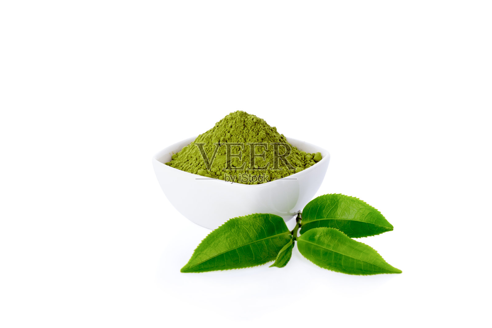粉末状的小碗绿茶和绿茶叶。照片摄影图片