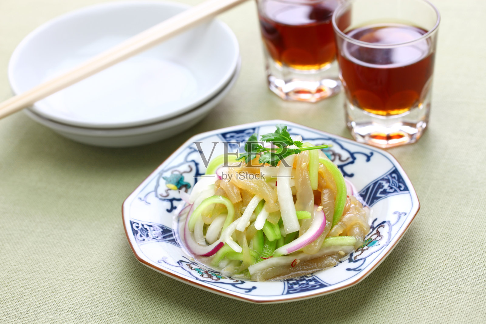 海蜇色拉和绍兴酒，中国菜照片摄影图片