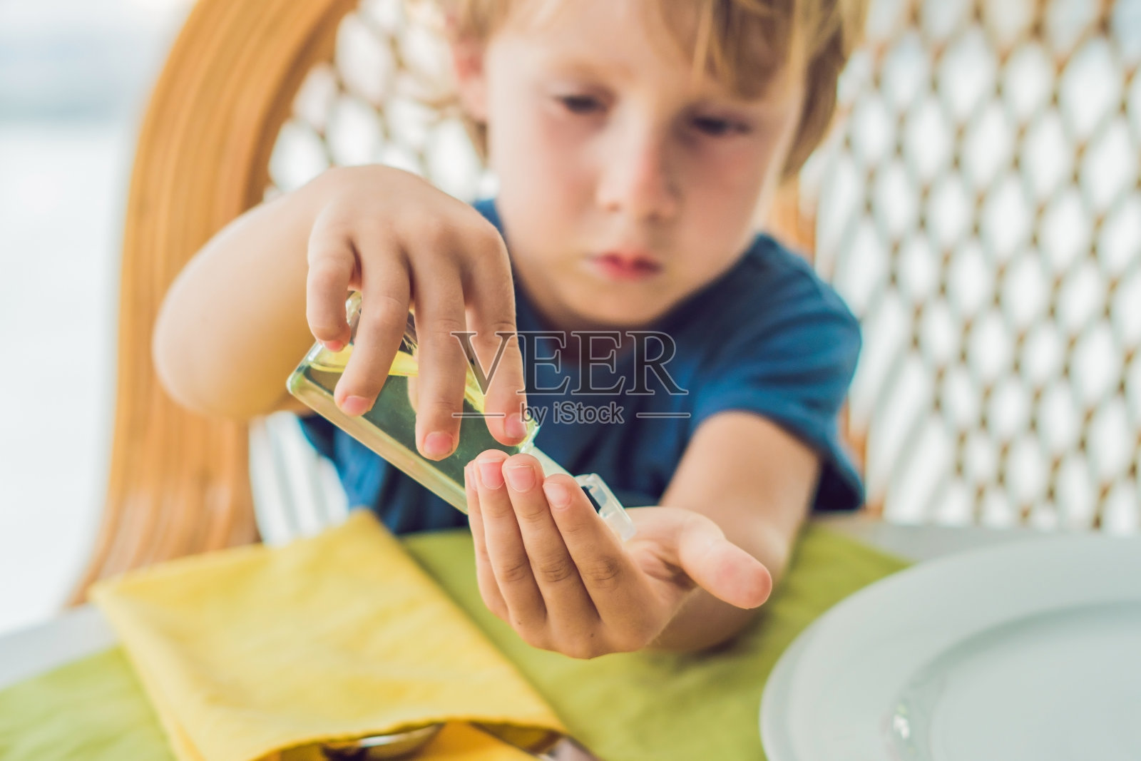 小男孩在咖啡厅用洗手液洗手照片摄影图片