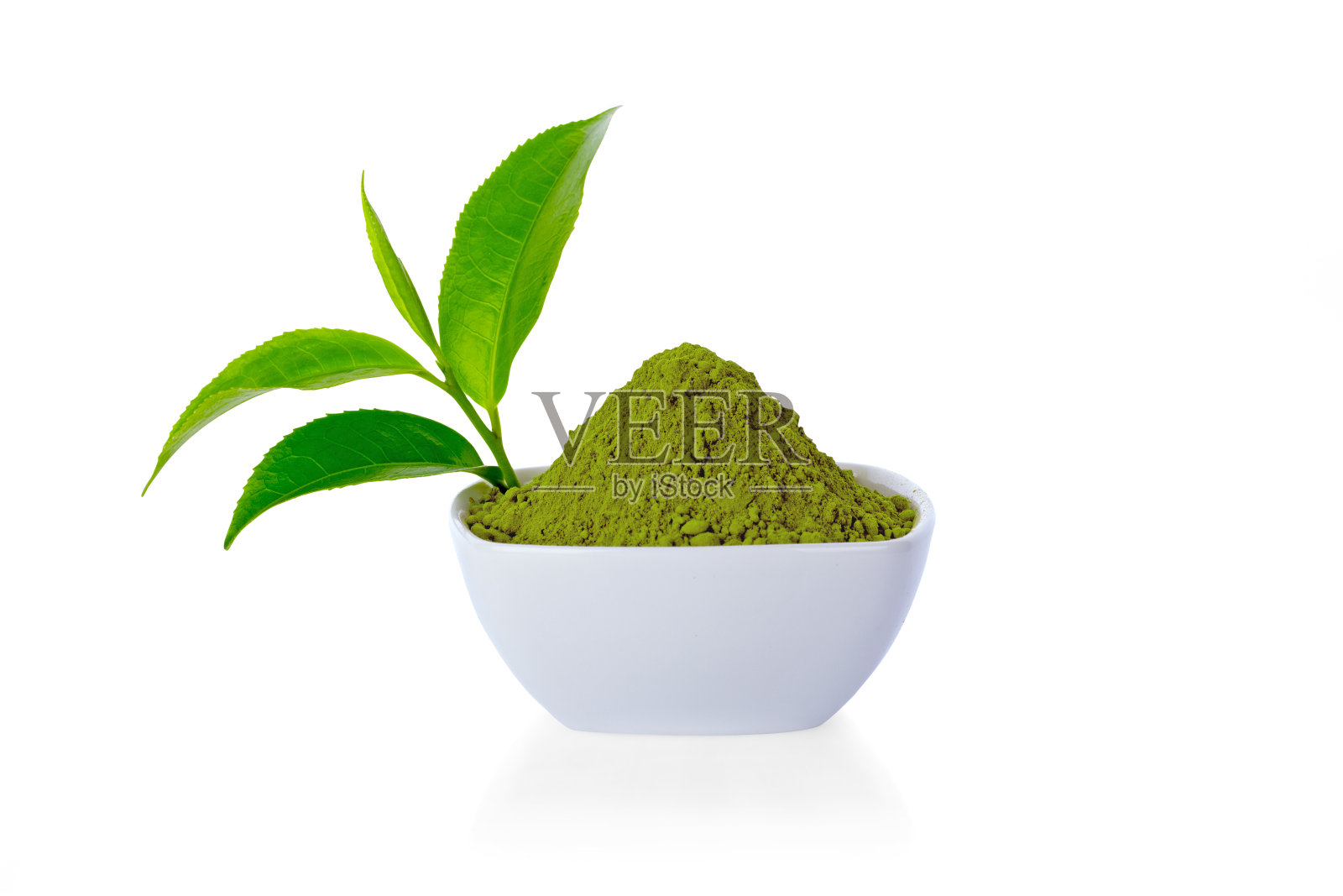 粉末状的小碗绿茶和绿茶叶。照片摄影图片