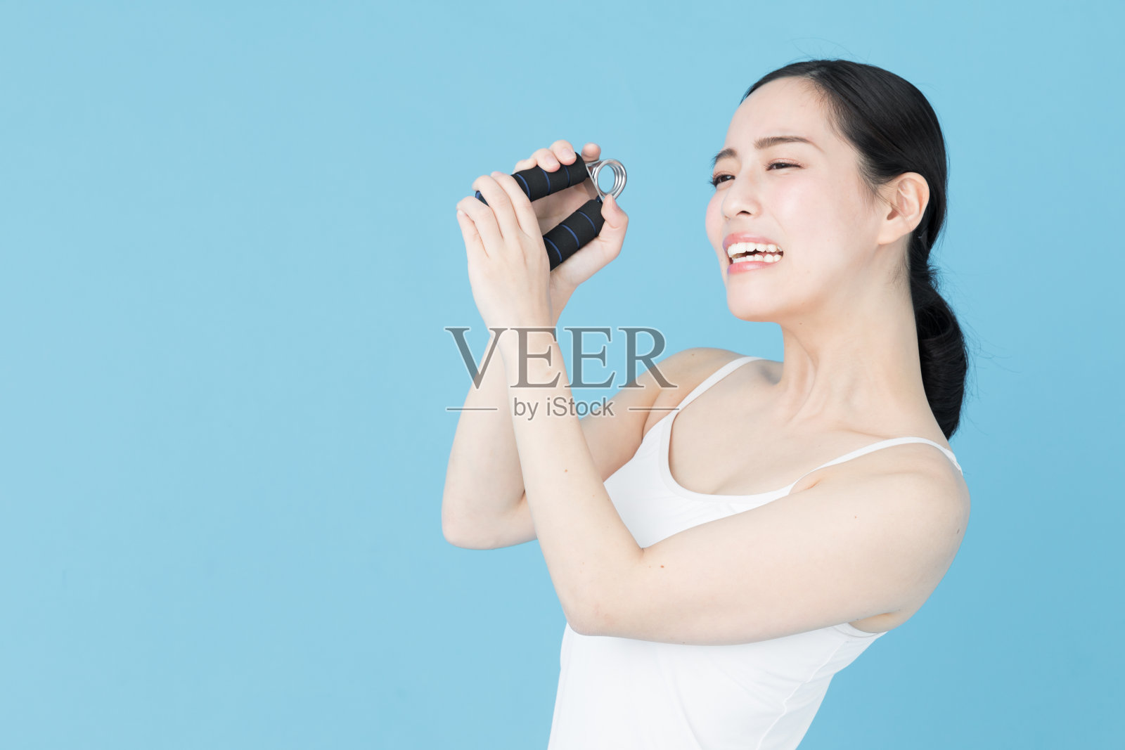 年轻的亚洲女人的肖像美丽的形象在蓝色的背景照片摄影图片