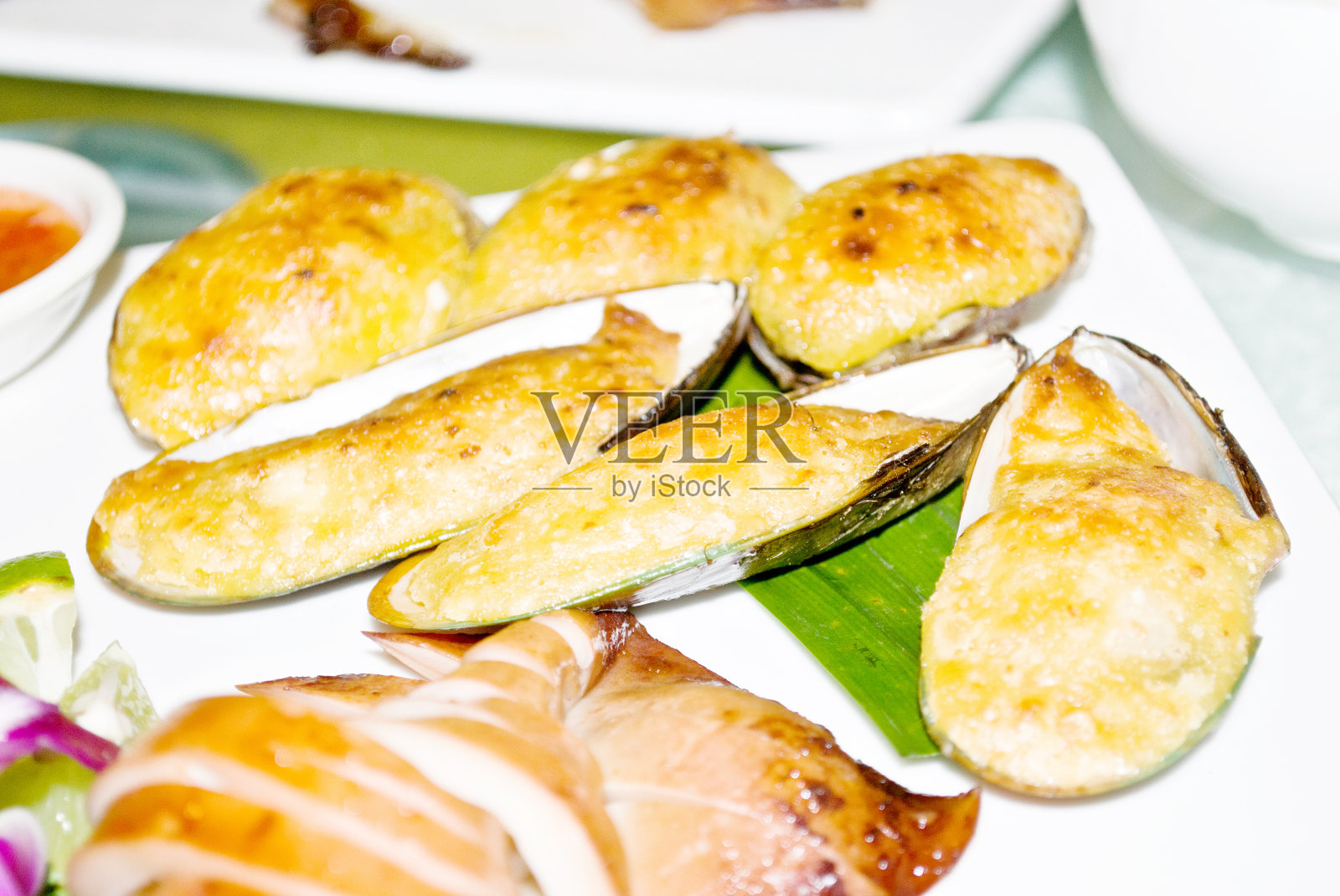 中国菜:烤蛤蜊(贻贝)和章鱼片照片摄影图片