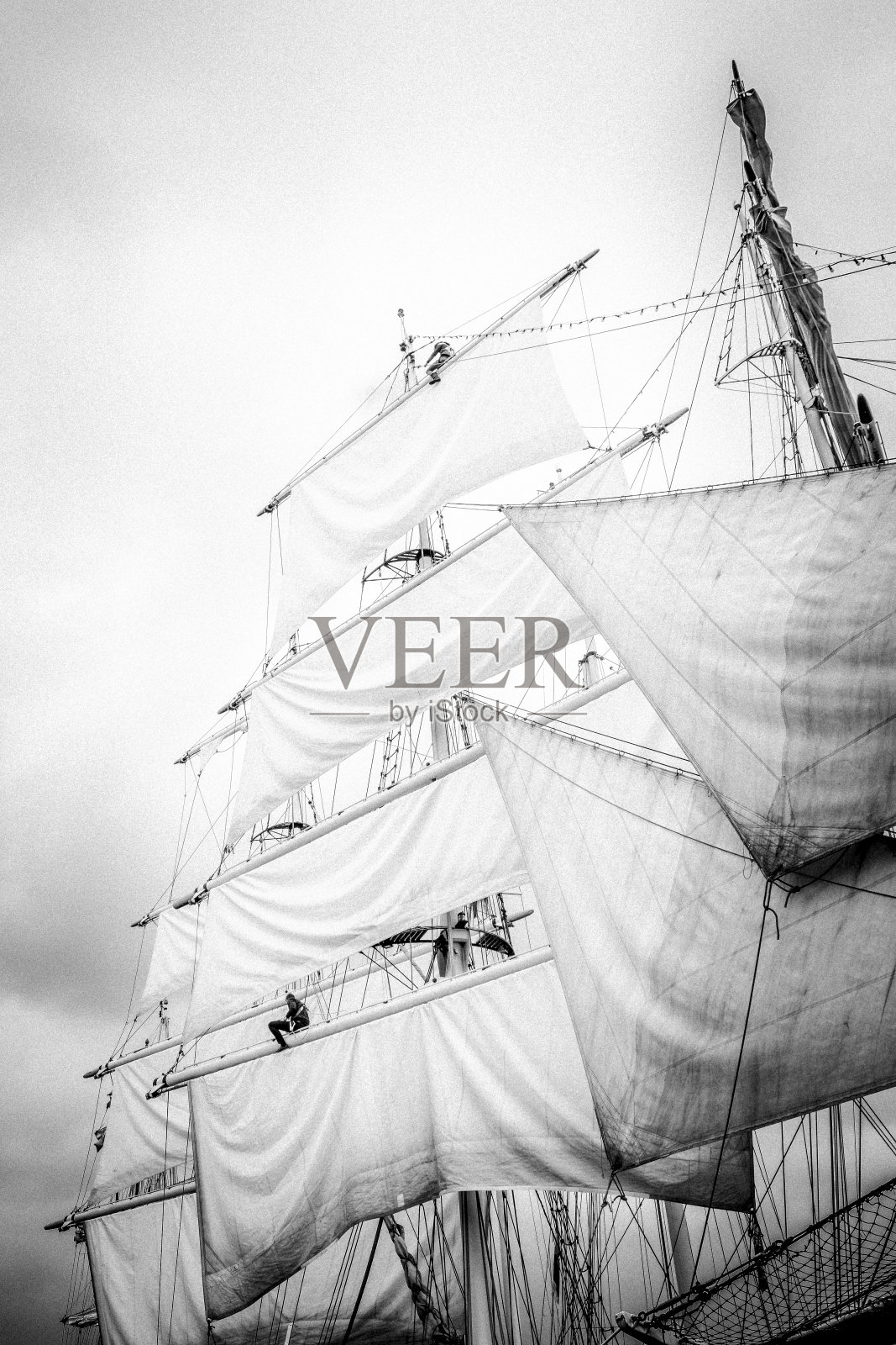 经典的帆船桅杆与帆与云的背景照片摄影图片