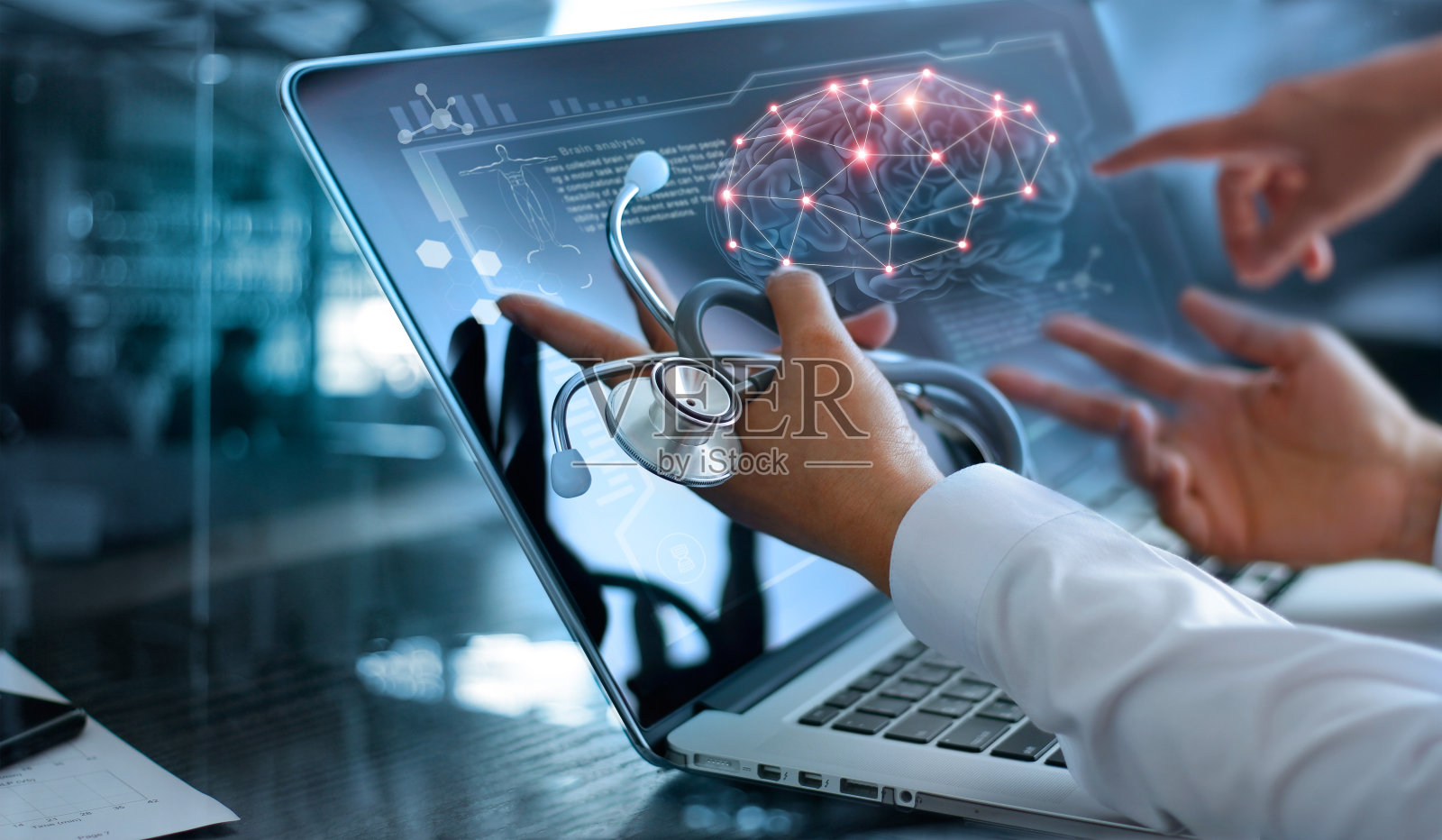 医学医生小组会议和分析。带听诊器在笔记本电脑上使用现代虚拟屏幕界面诊断检查脑部测试结果，医学技术网络连接概念。照片摄影图片