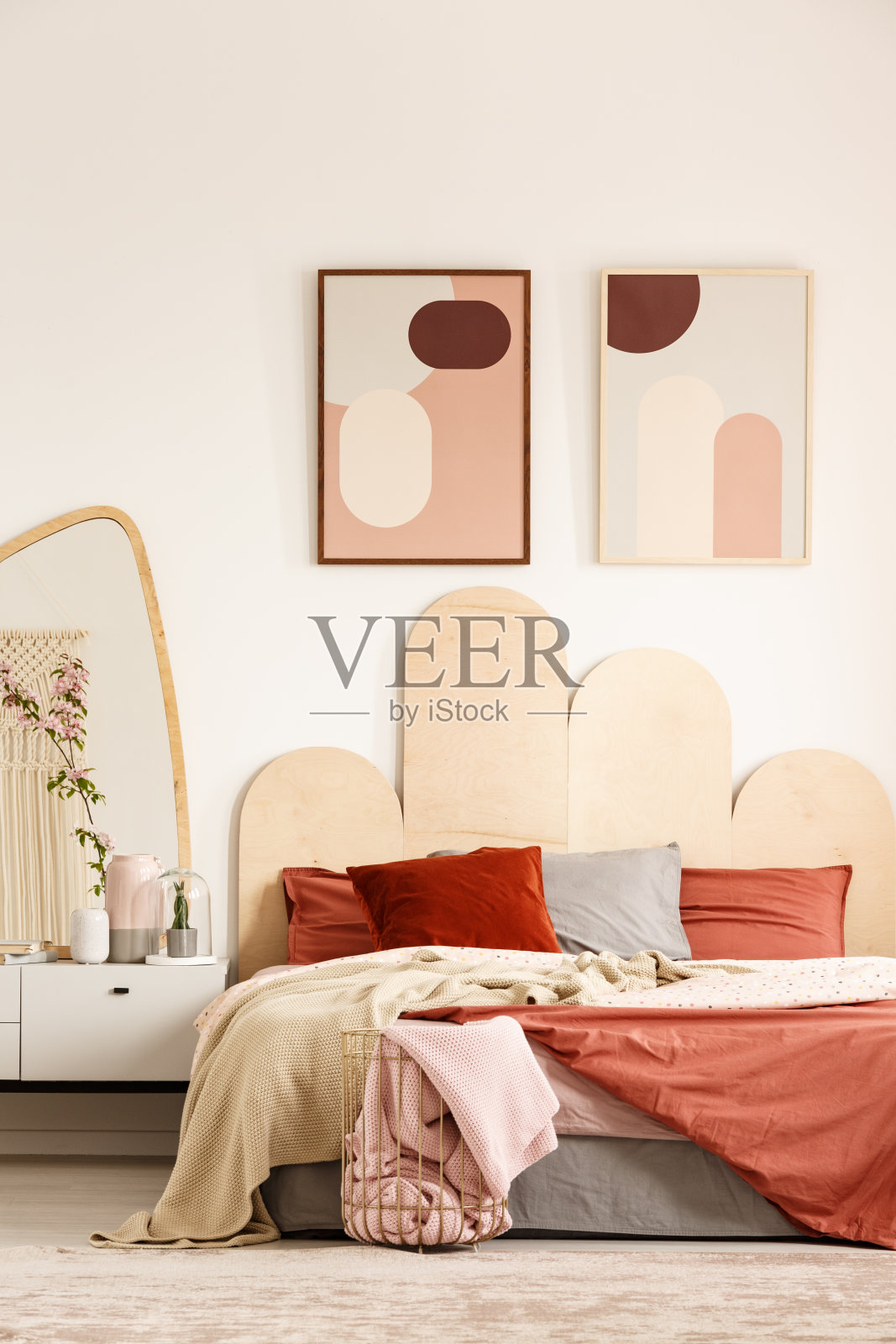 海报上面的橙色床旁边的白色橱柜与镜子在现代卧室内部。真实的照片照片摄影图片