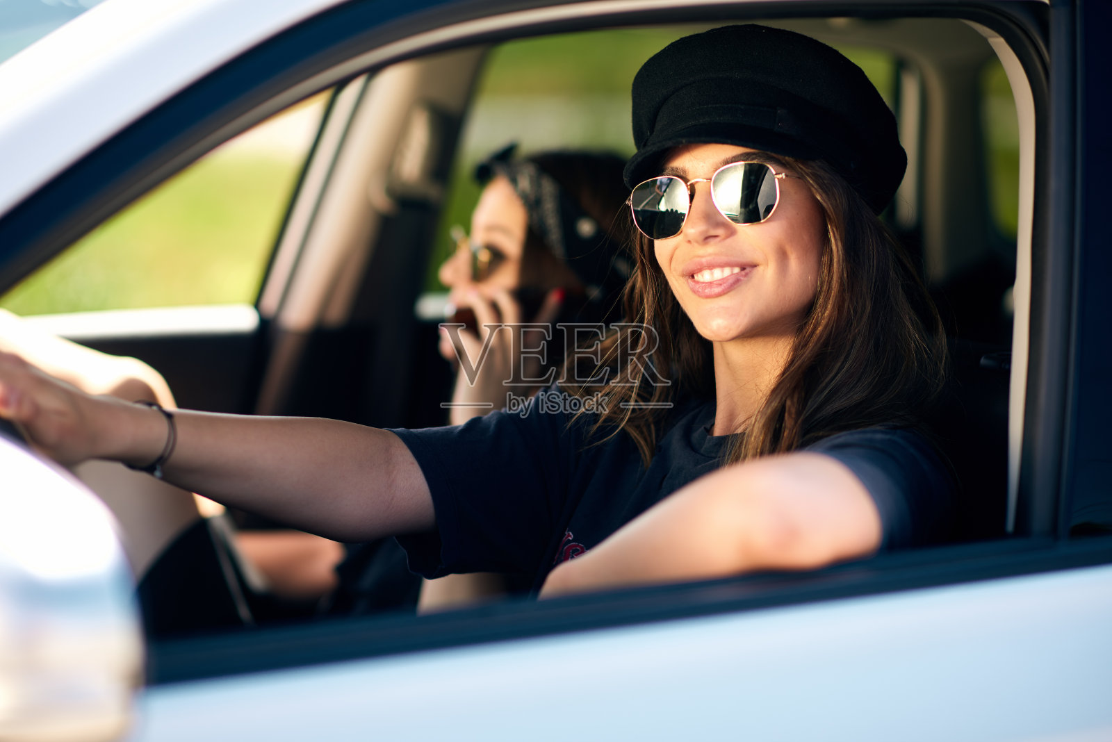 两个年轻女人在公路旅行中玩得很开心照片摄影图片