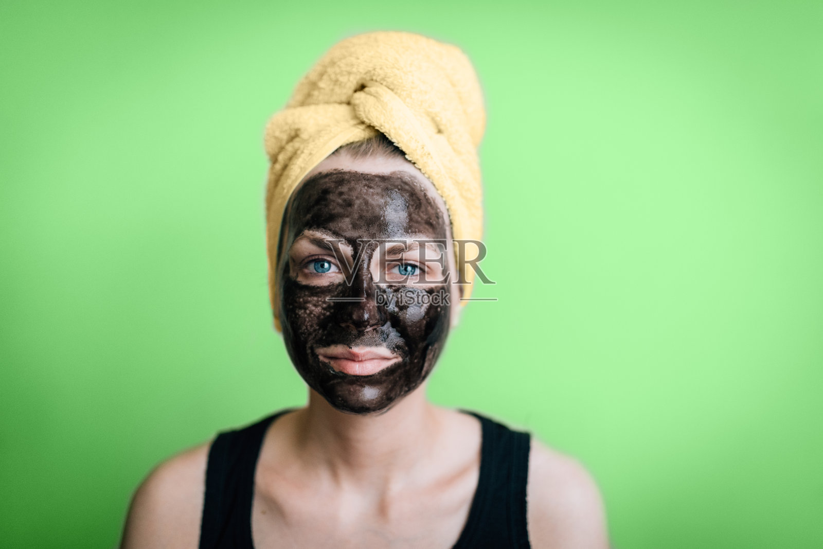 一名年轻女子使用黑色面罩的肖像照片摄影图片