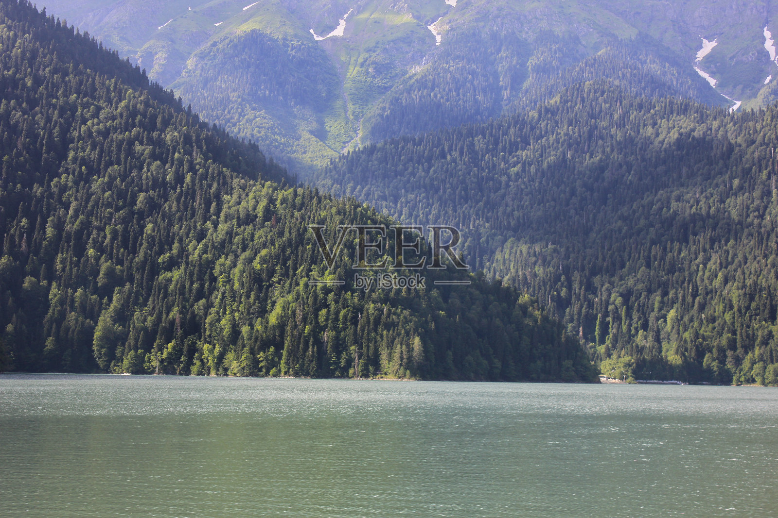 Ritsa湖岸边的山脉和森林照片摄影图片