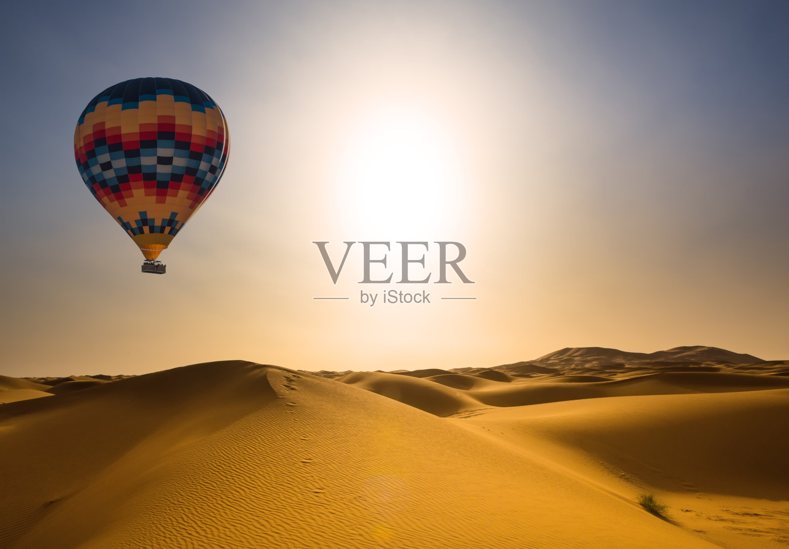 沙漠和热气球景观在日出照片摄影图片