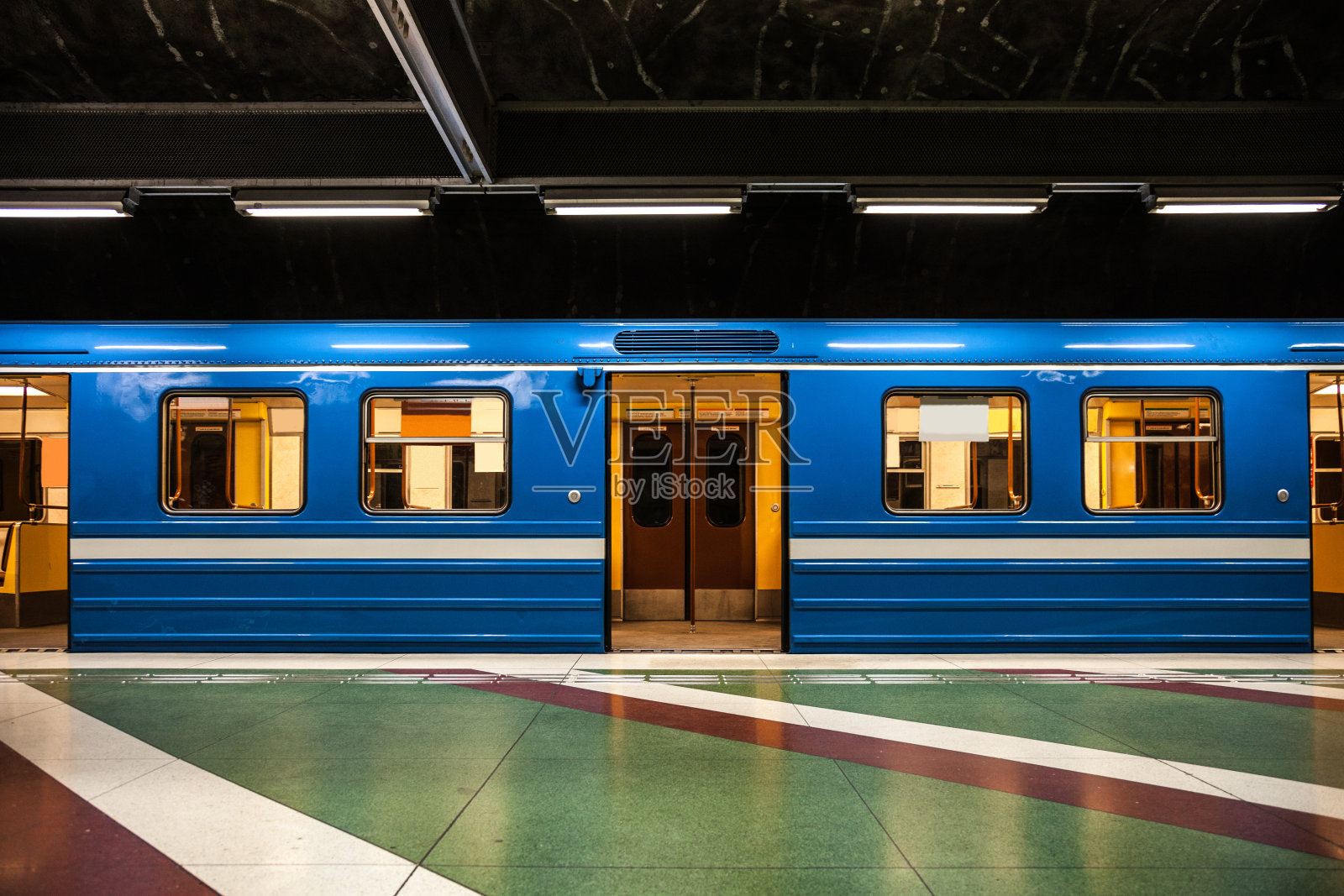 地铁列车在斯德哥尔摩地铁站台开出照片摄影图片