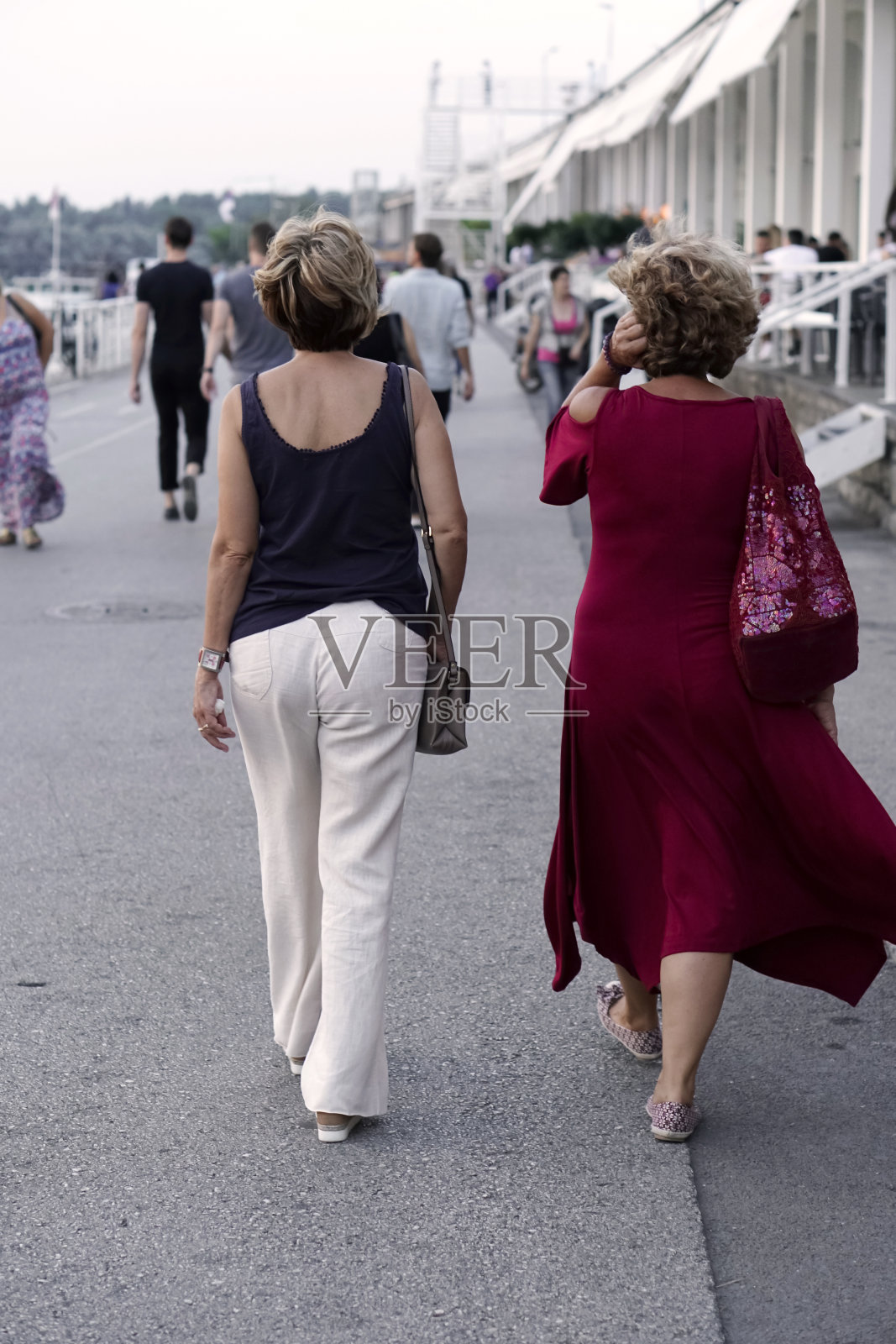 老年妇女探索城市照片摄影图片
