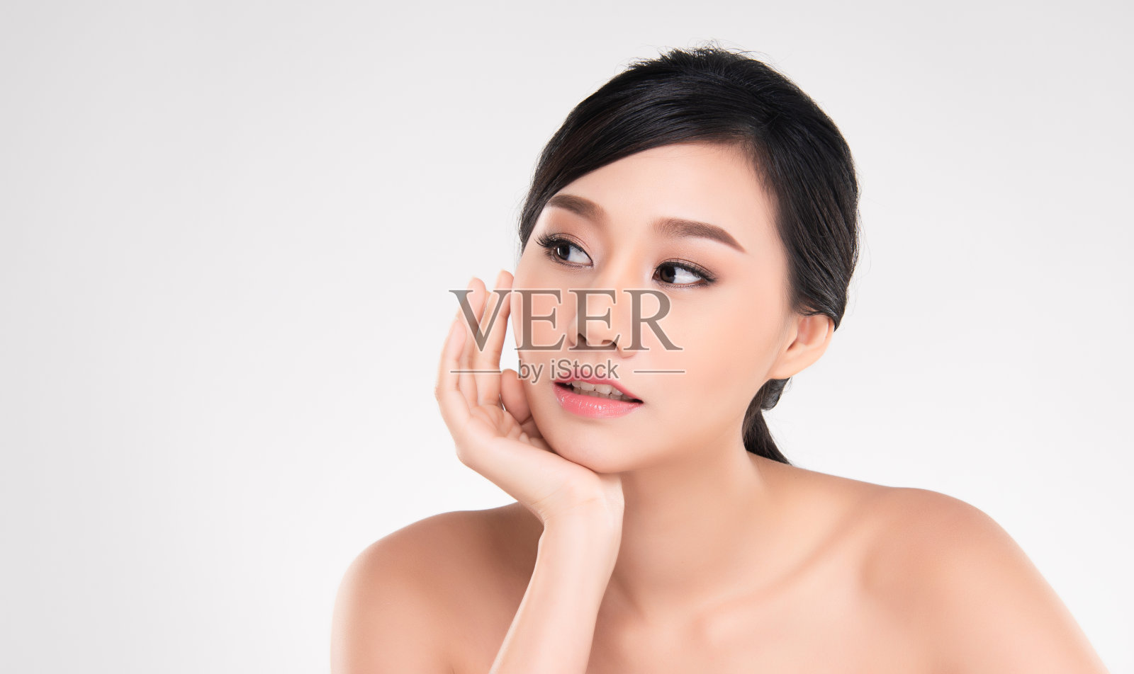 美丽年轻的亚洲女人与清洁新鲜的皮肤照片摄影图片