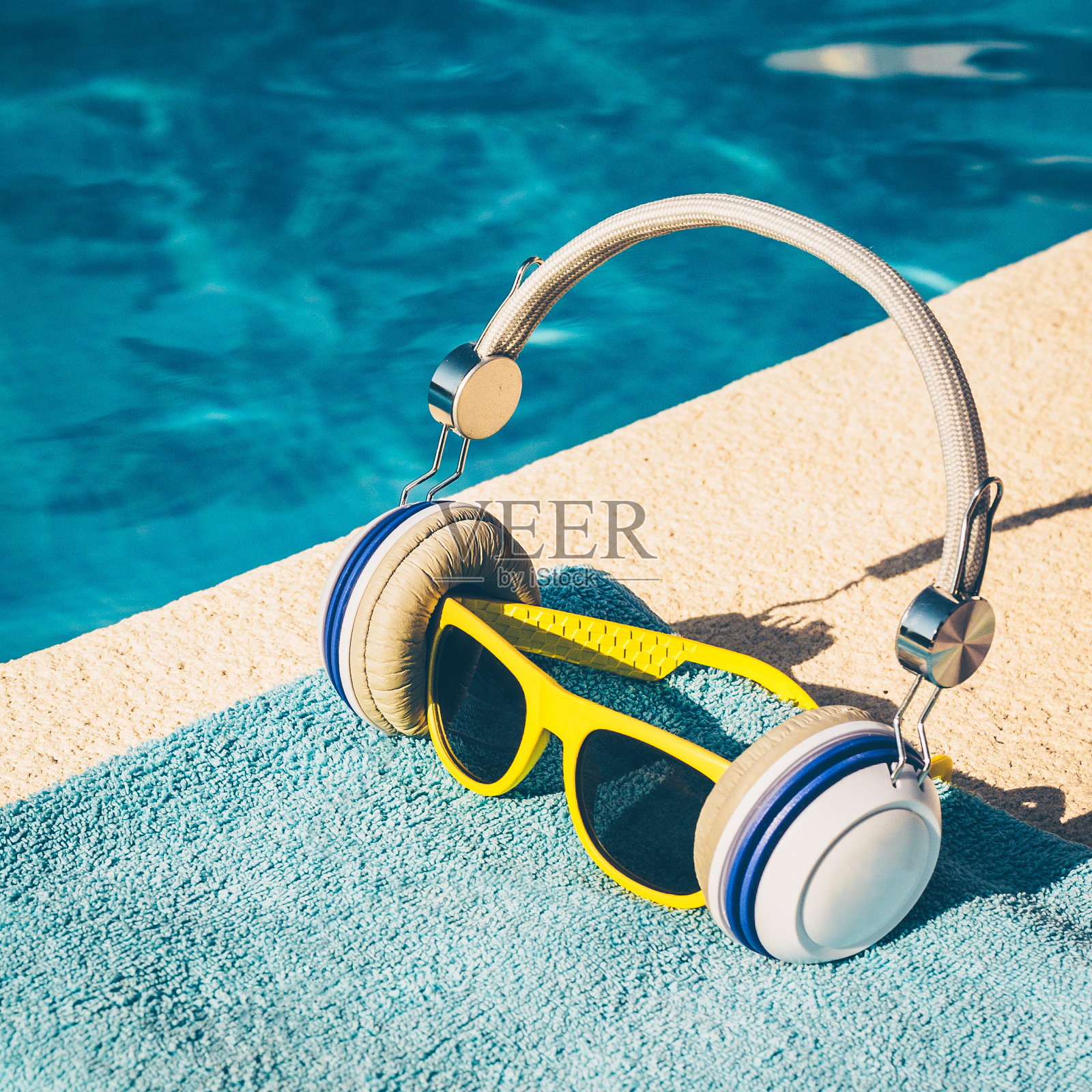 暑假-带着耳机和太阳镜听音乐-一个很棒的假期照片摄影图片