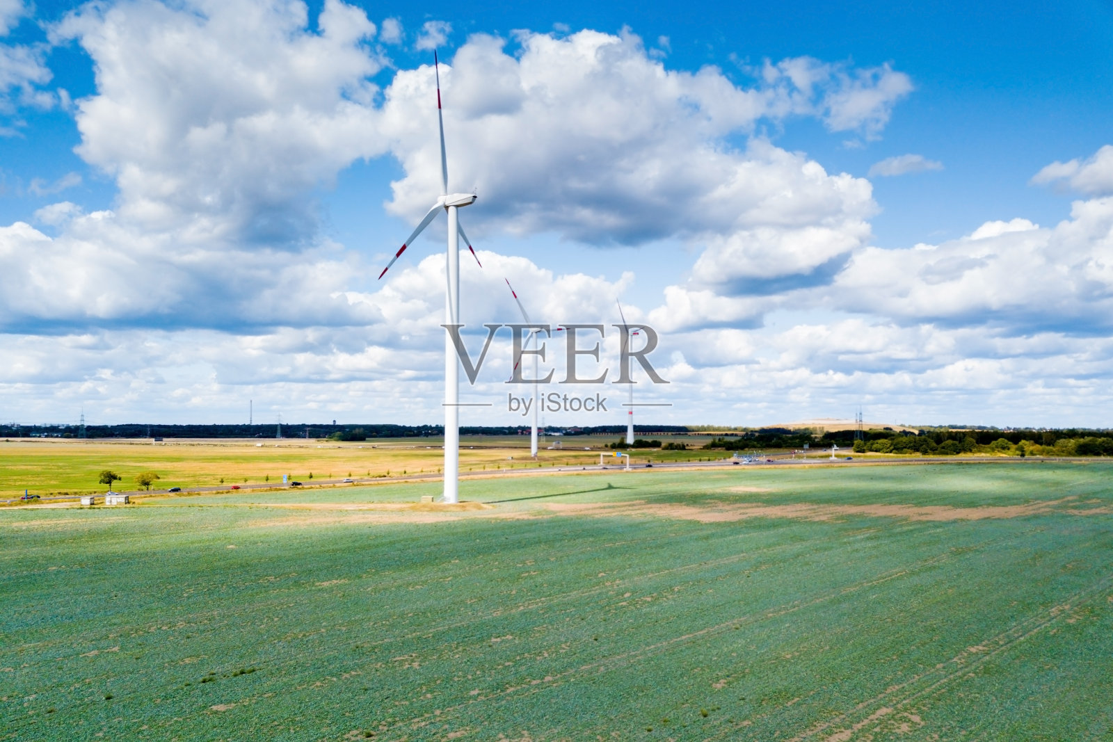 风力涡轮机生产清洁可再生电力的航拍照片照片摄影图片