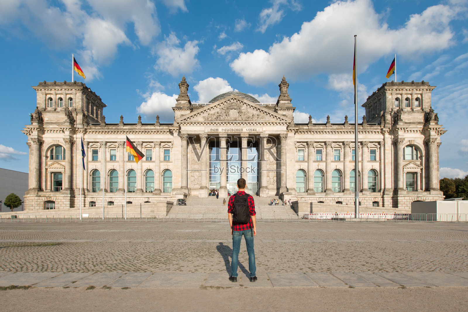 在柏林旅游，游客在德国柏林看联邦议院大楼照片摄影图片