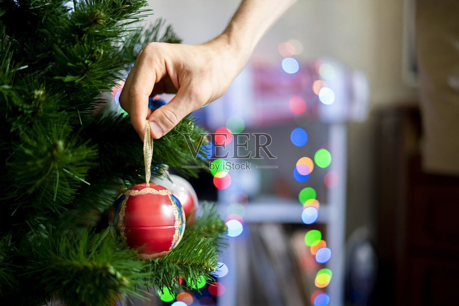 近手装饰圣诞树与美丽的红色球玩具照片摄影图片
