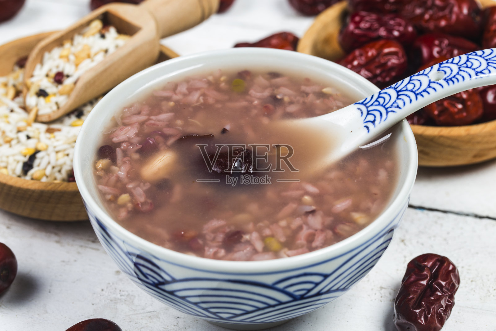 中国传统节日粥上的八宝粥，照片摄影图片
