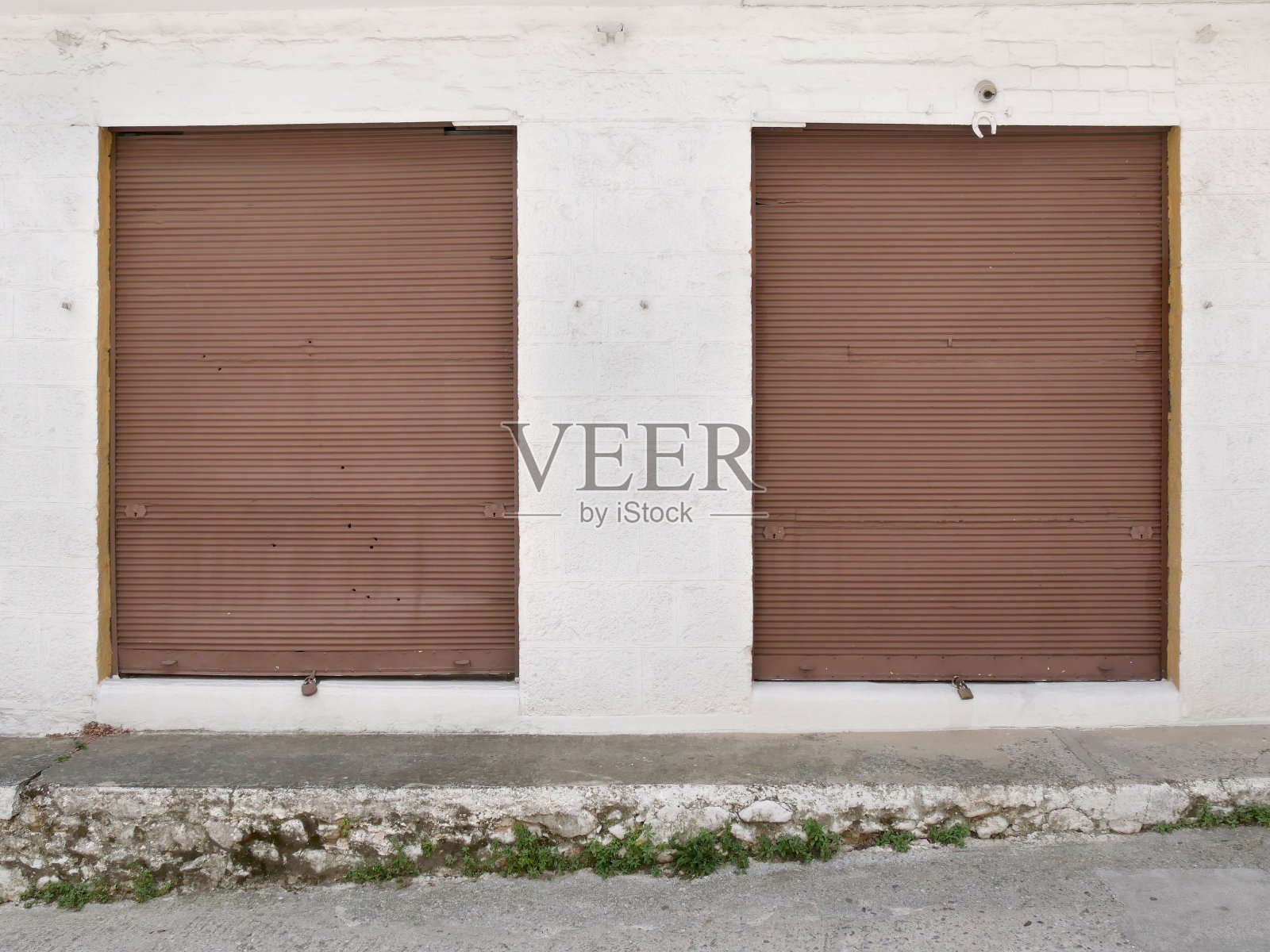 希腊农村的旧商店卷帘门照片摄影图片