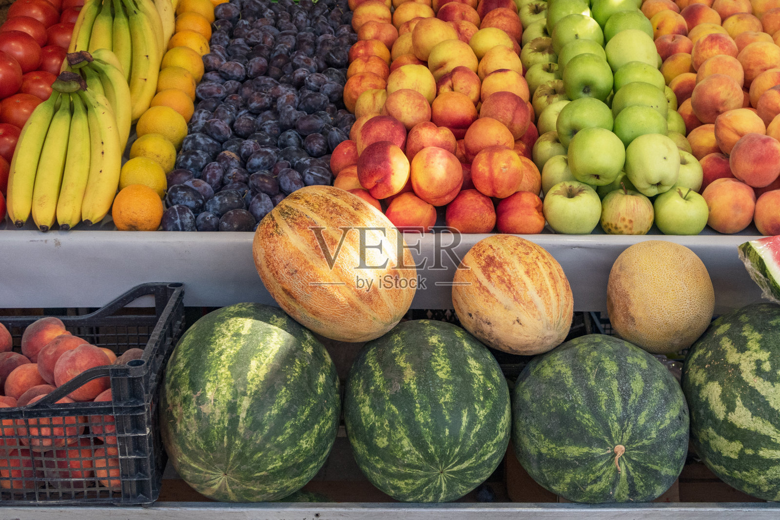 乡村商店的柜台上有水果和蔬菜照片摄影图片