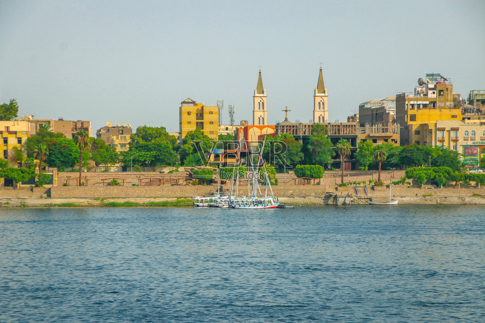埃及卢克索市附近的尼罗河风景如画照片摄影图片