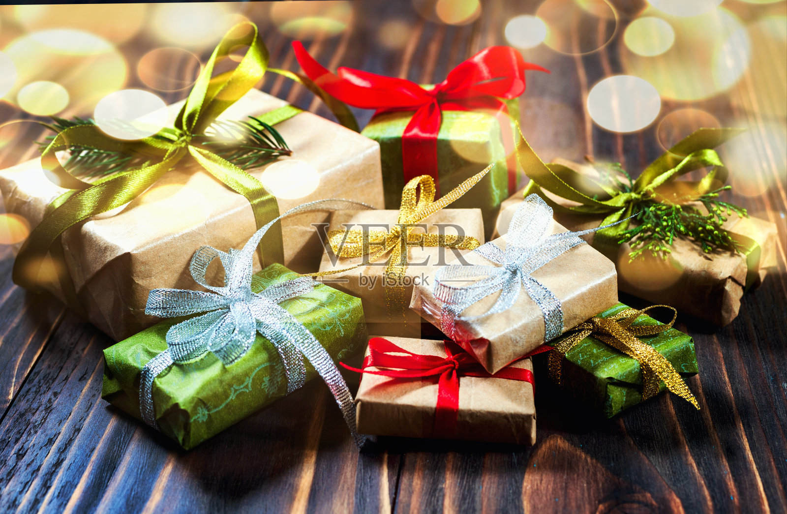 圣诞装饰品。木制的背景和桌子。礼物和装饰物。照片摄影图片