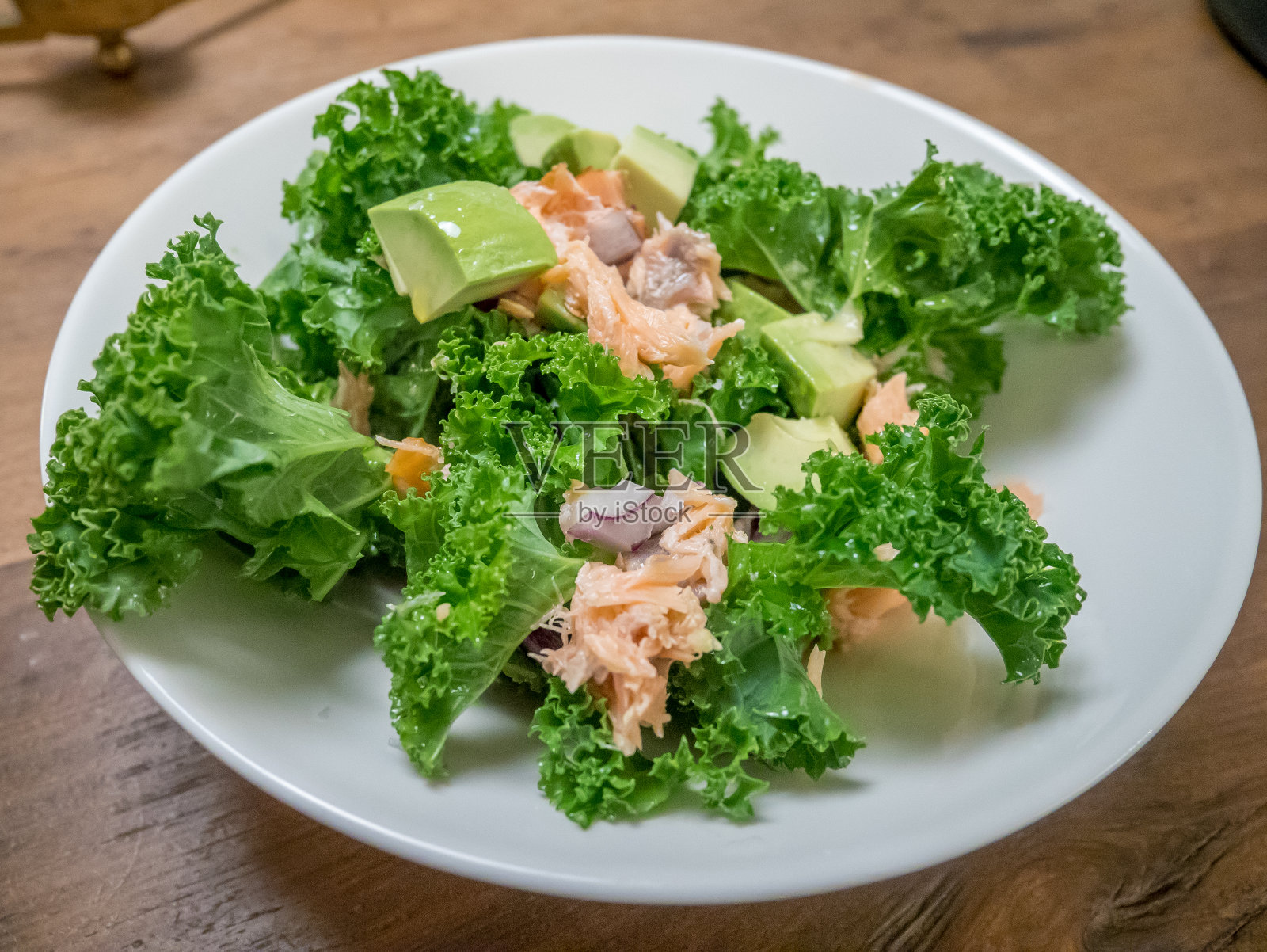 健康的羽衣甘蓝沙拉配烟熏鲑鱼。低碳水化合物高脂肪食物。照片摄影图片