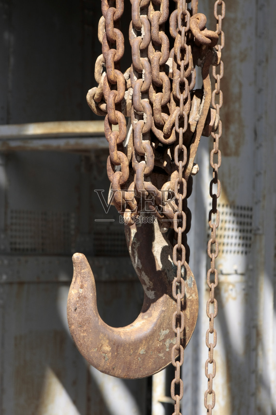 废弃煤矿中生锈的旧钩子和链条。照片摄影图片
