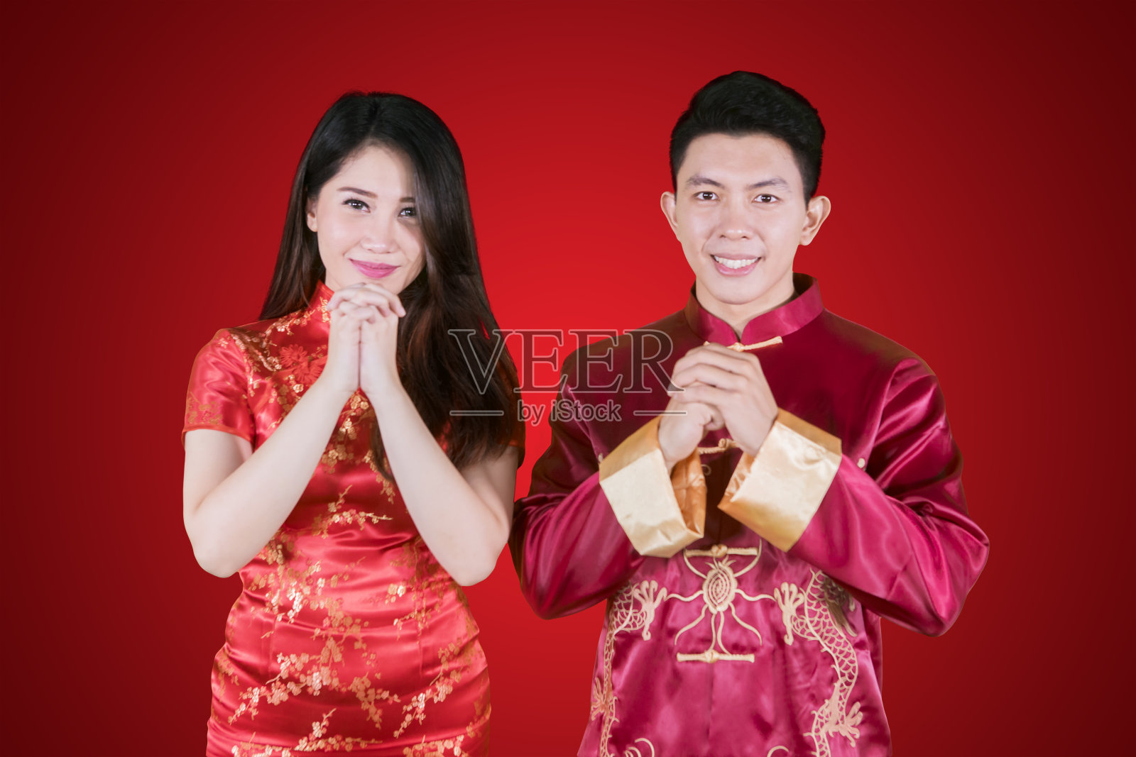 一对中国夫妇祝贺中国新年照片摄影图片