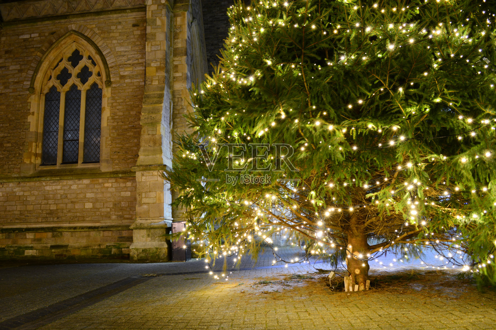 照亮的圣诞树和老教堂的窗户照片摄影图片