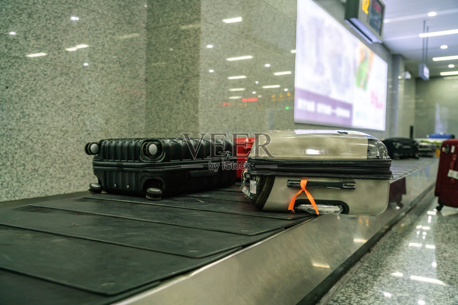 手提箱和行李在国际机场的传送带上照片摄影图片