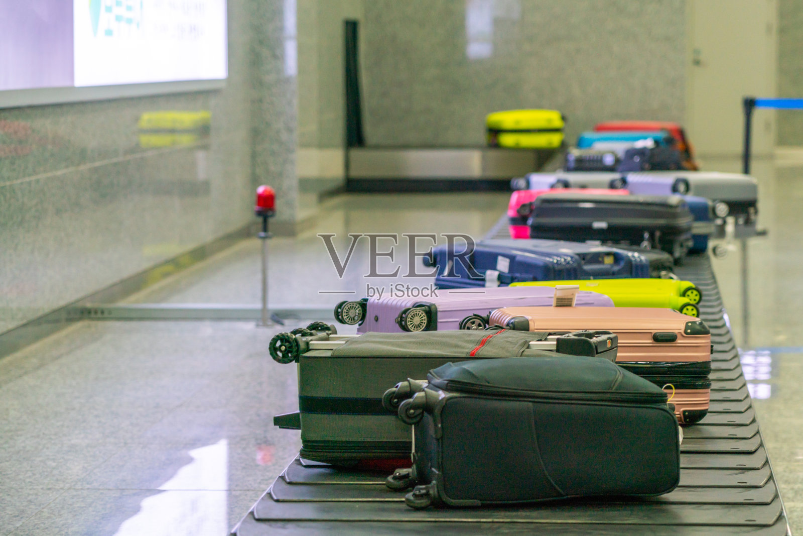 手提箱和行李在国际机场的传送带上照片摄影图片