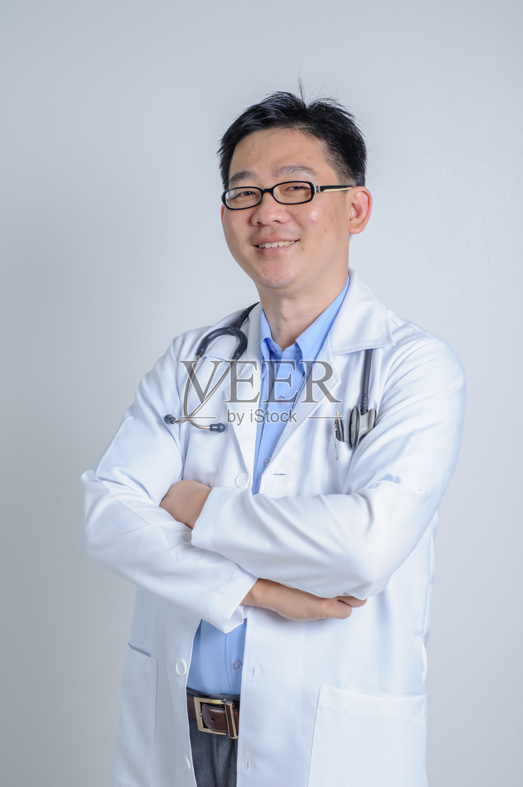 年轻的亚洲医生与听诊器照片摄影图片