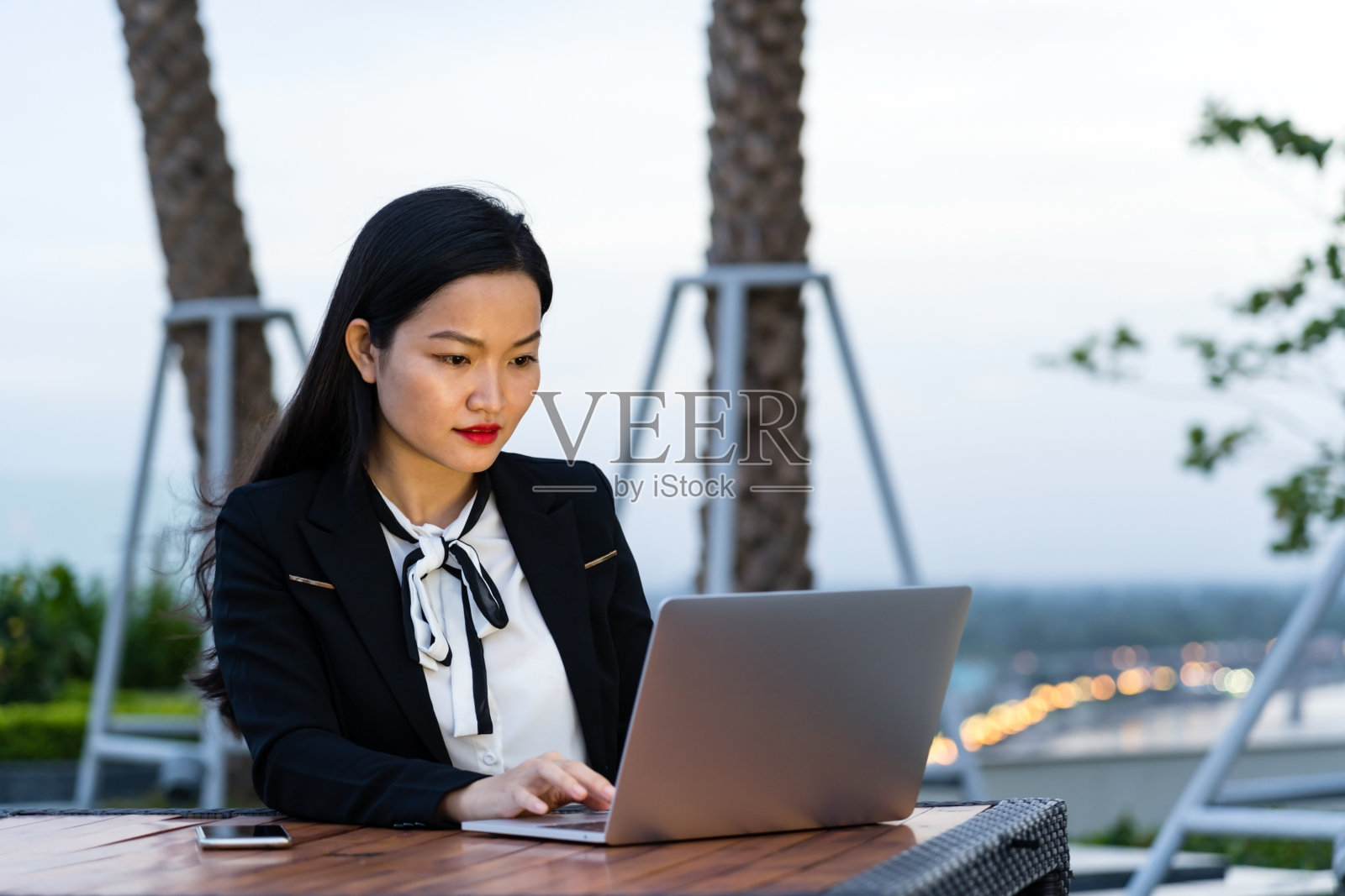 年轻的亚洲商务女性在酒店工作在一个商务旅行照片摄影图片