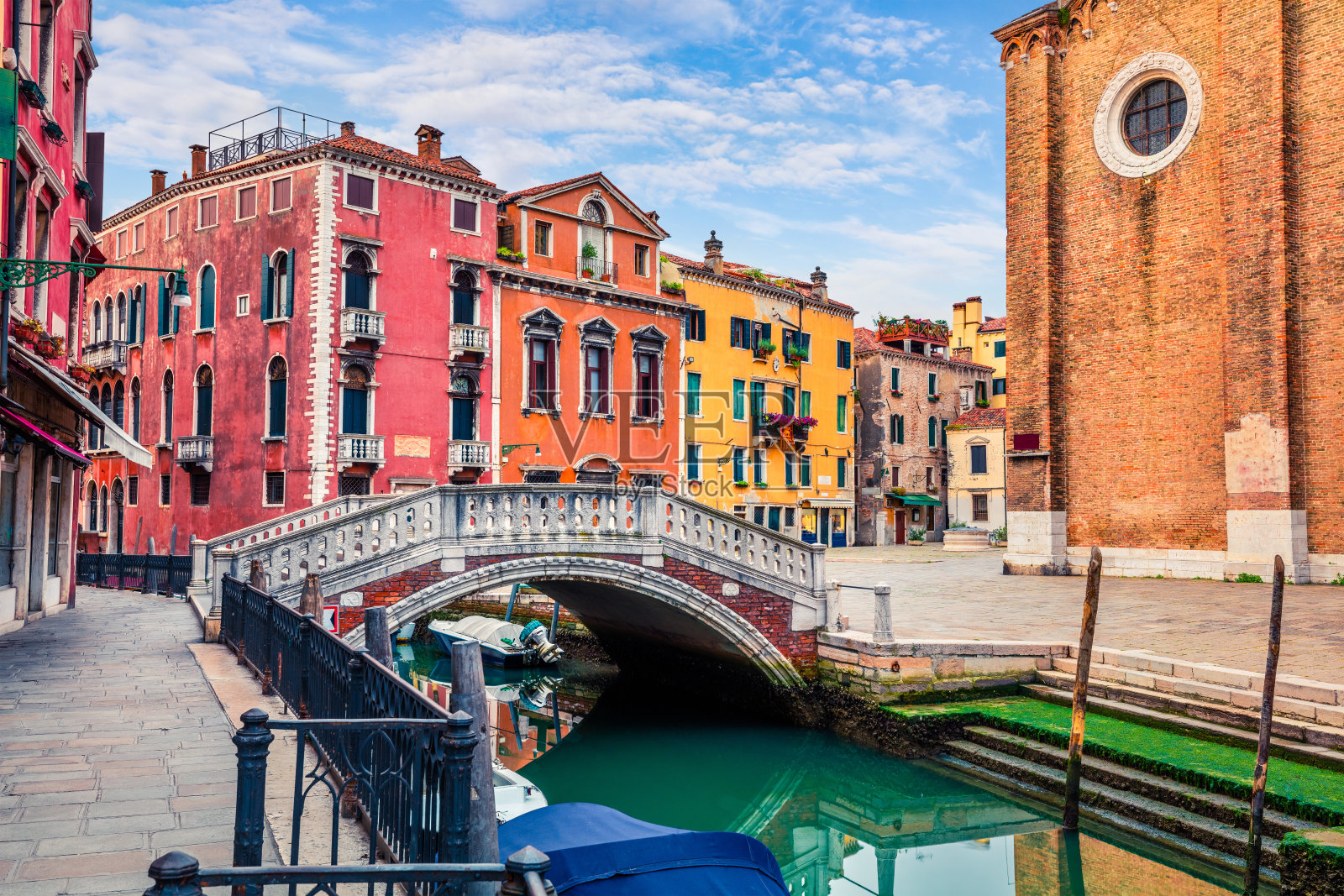 美丽的威尼斯春景，著名的水渠和五颜六色的房子。欧洲意大利的清晨美景。壮观的地中海城市。旅游概念的背景。照片摄影图片