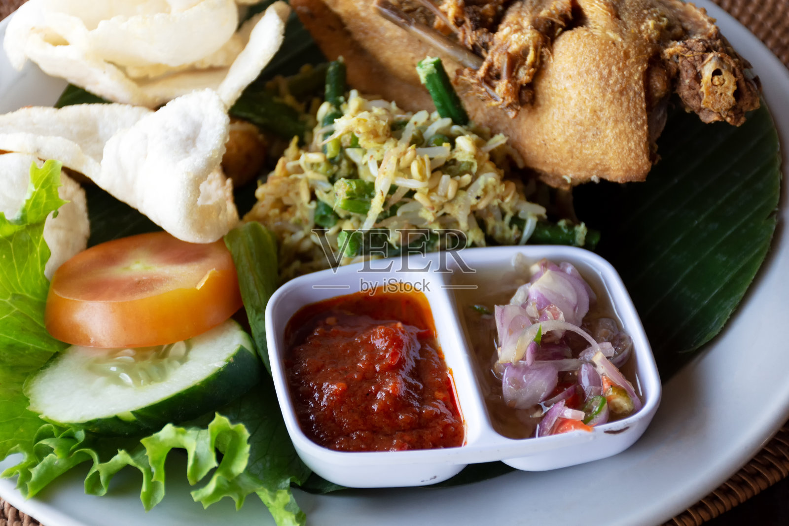 巴厘岛的Nasi Campur Bebek Goreng或也被称为鸭肉拌饭照片摄影图片
