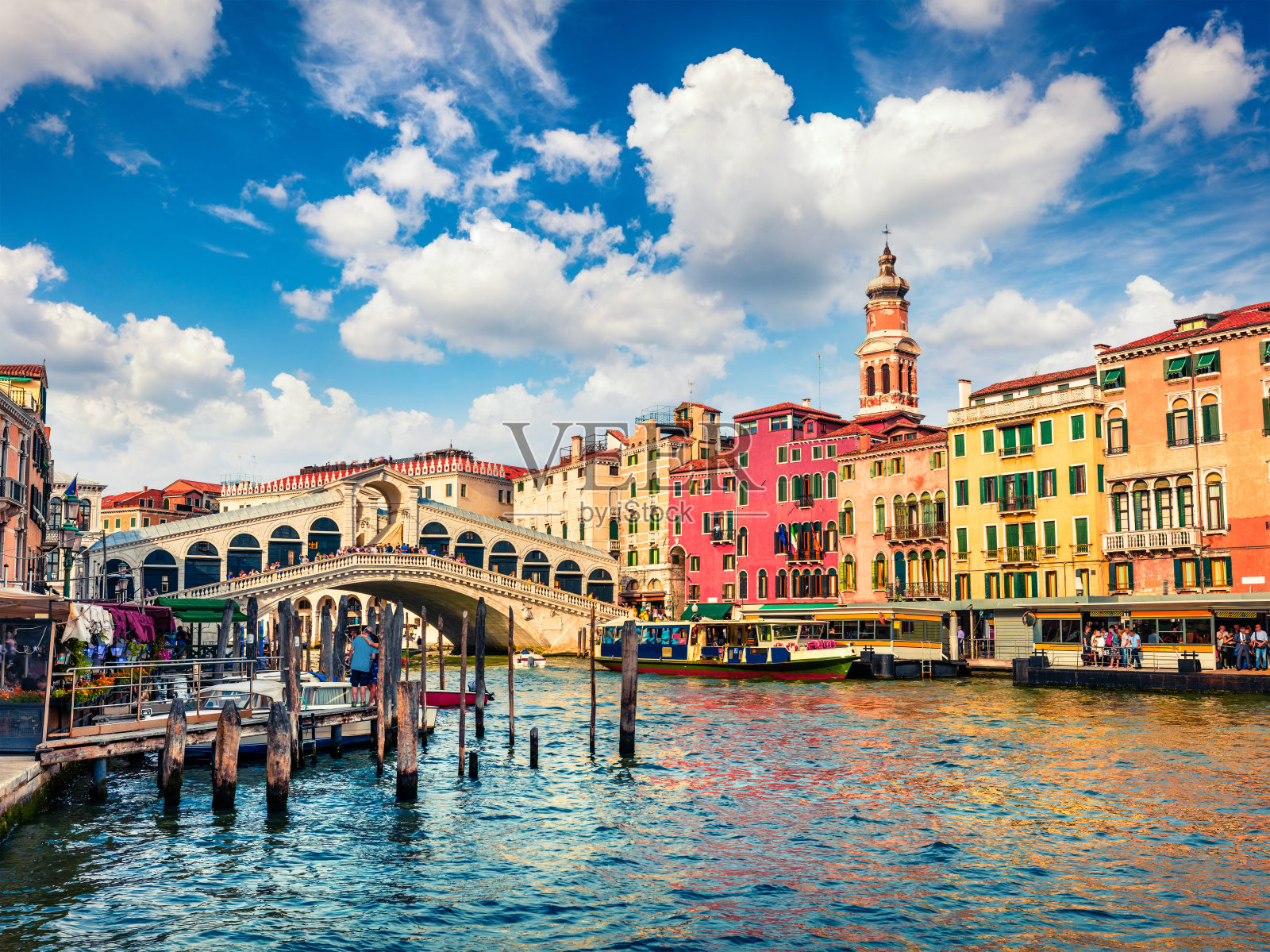 令人印象深刻的著名的大运河。里亚托桥春色缤纷。风景如画的早晨城市威尼斯，意大利，欧洲。旅游概念的背景。照片摄影图片