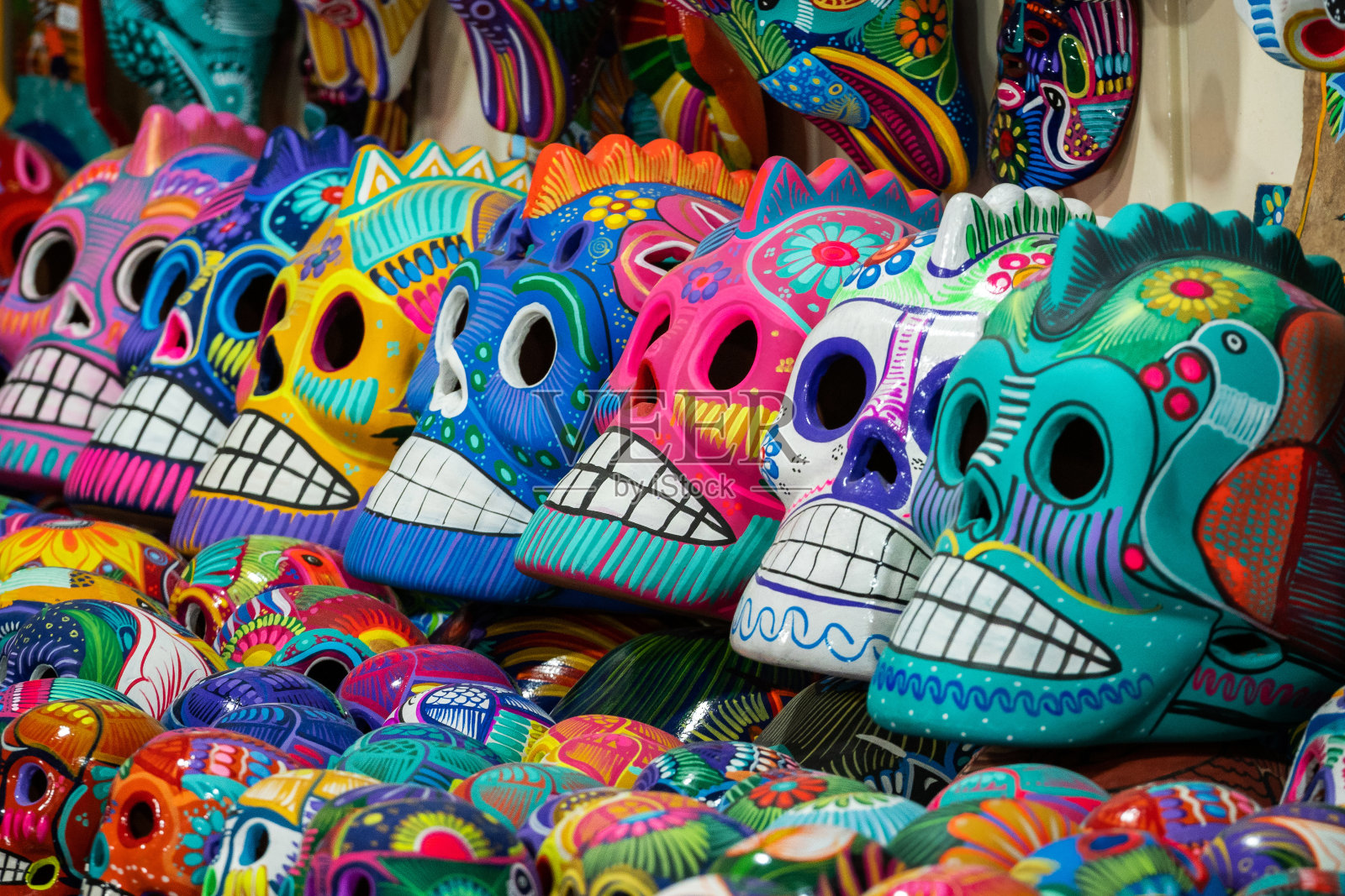 墨西哥圣米格尔阿连德街头市场的彩色头骨，死亡概念日照片摄影图片